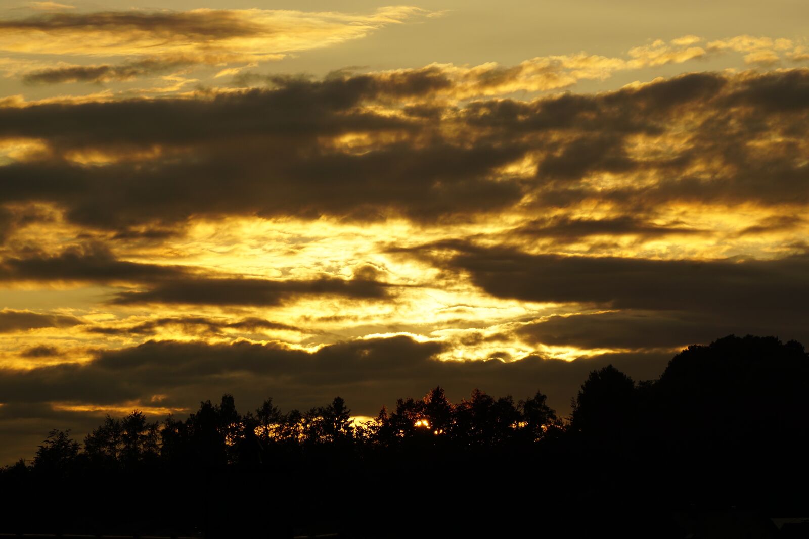 Sony E 55-210mm F4.5-6.3 OSS sample photo. Abendstimmung, evening sky, clouds photography