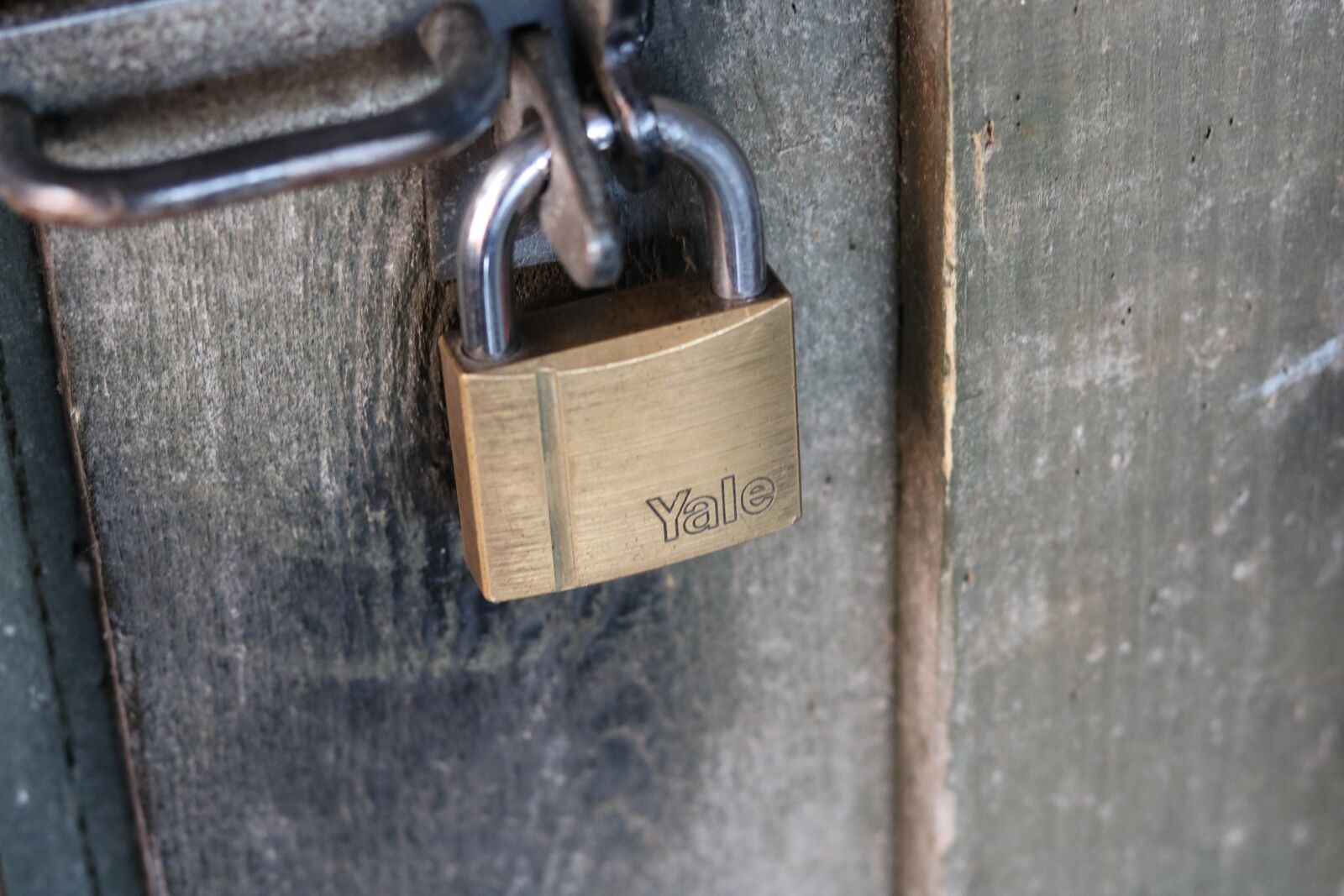 Canon EOS 750D (EOS Rebel T6i / EOS Kiss X8i) sample photo. Lock, closed, handle photography