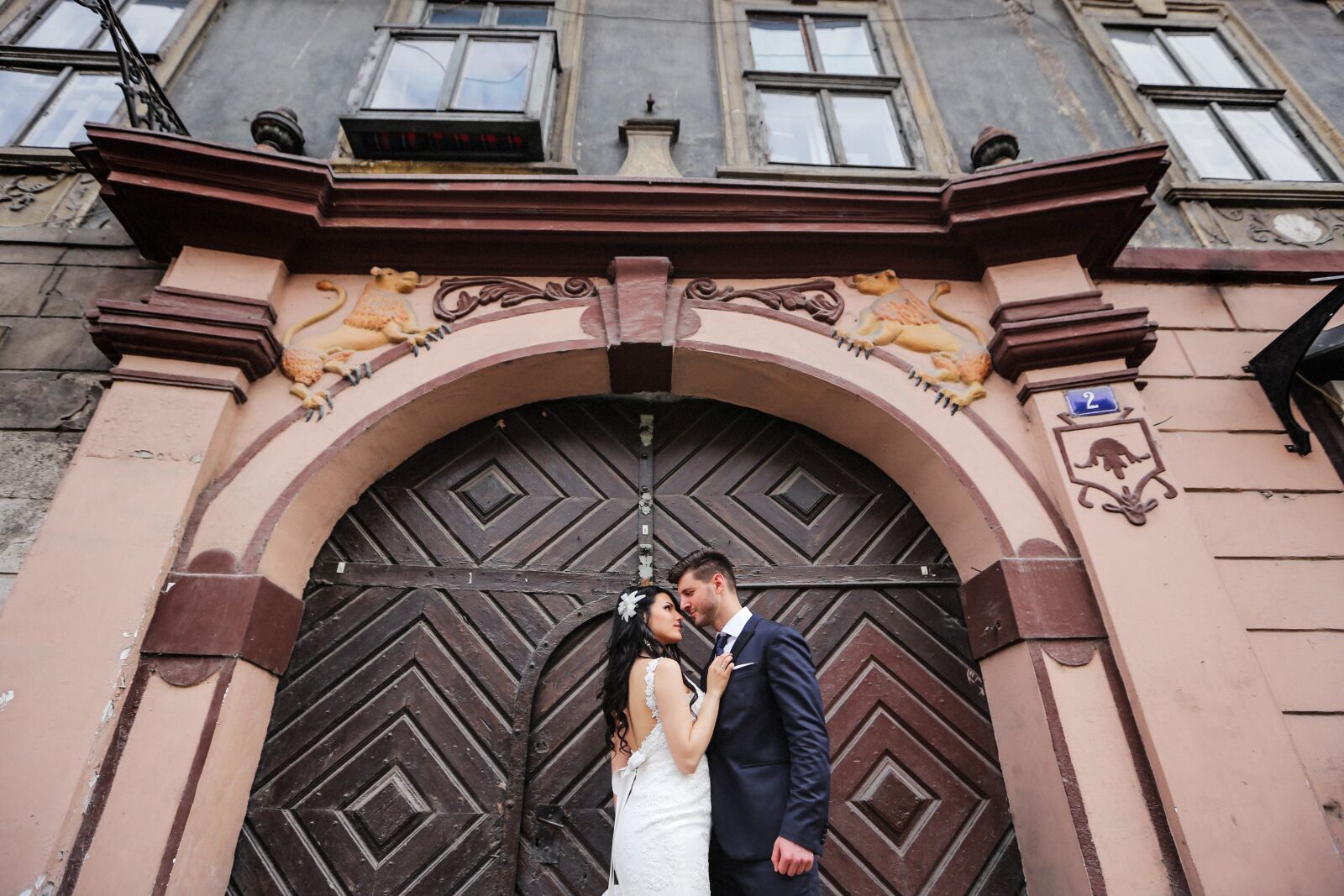 Canon EF 16-35mm F2.8L II USM sample photo. Husband, wife, front door photography