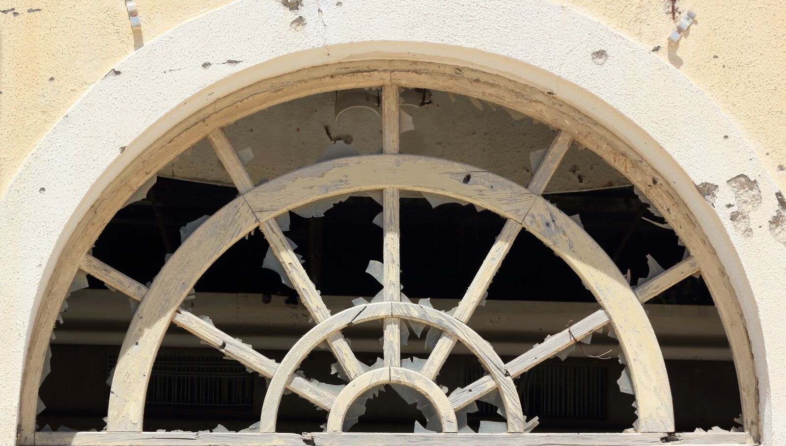 Canon EOS 550D (EOS Rebel T2i / EOS Kiss X4) sample photo. Croatia, kupari, abandoned photography
