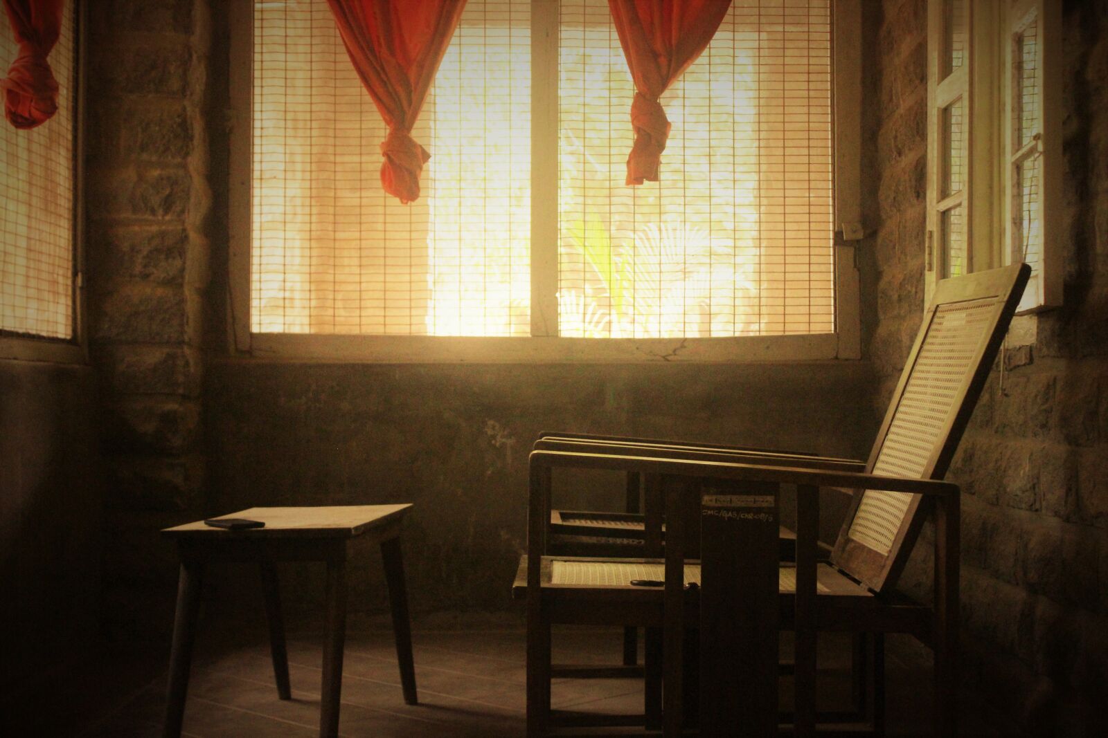 Canon EOS 550D (EOS Rebel T2i / EOS Kiss X4) sample photo. Vintage, chair, table photography