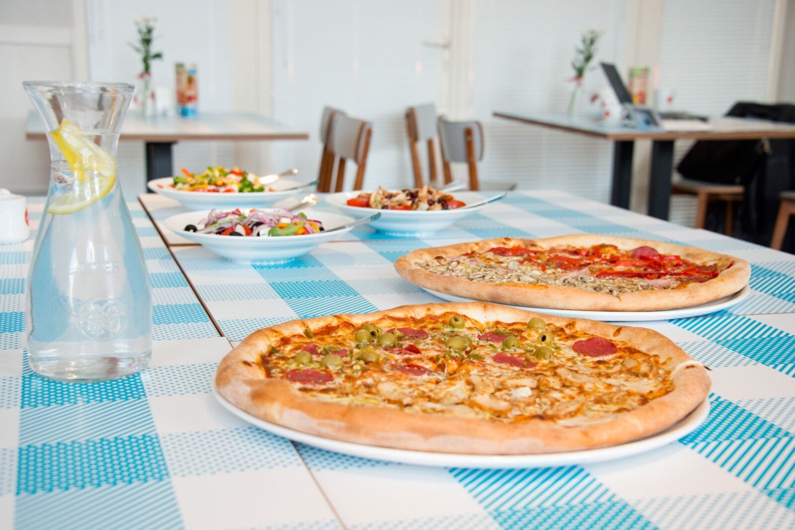 Nikon D800 sample photo. Pizza, eating, restaurant photography