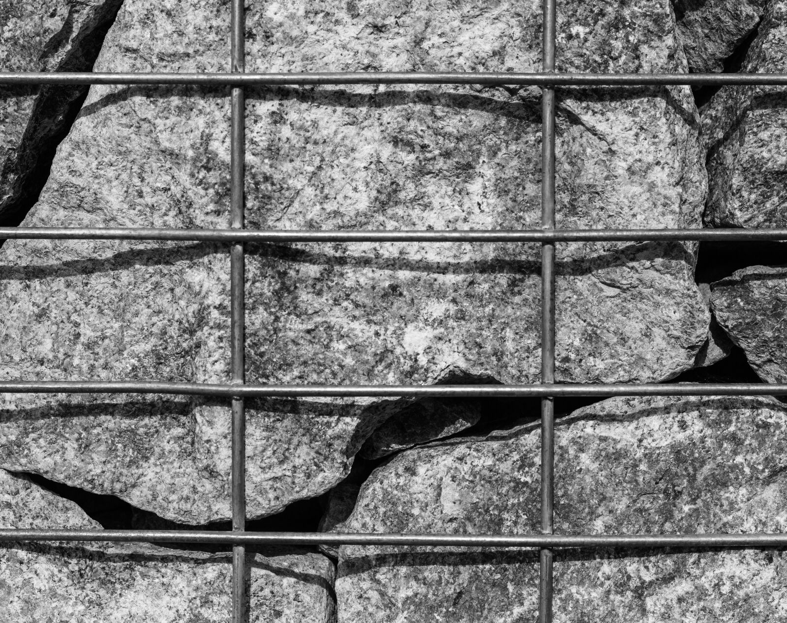 Canon EOS 700D (EOS Rebel T5i / EOS Kiss X7i) + Canon EF 50mm F1.8 STM sample photo. Iron, grid, stones photography