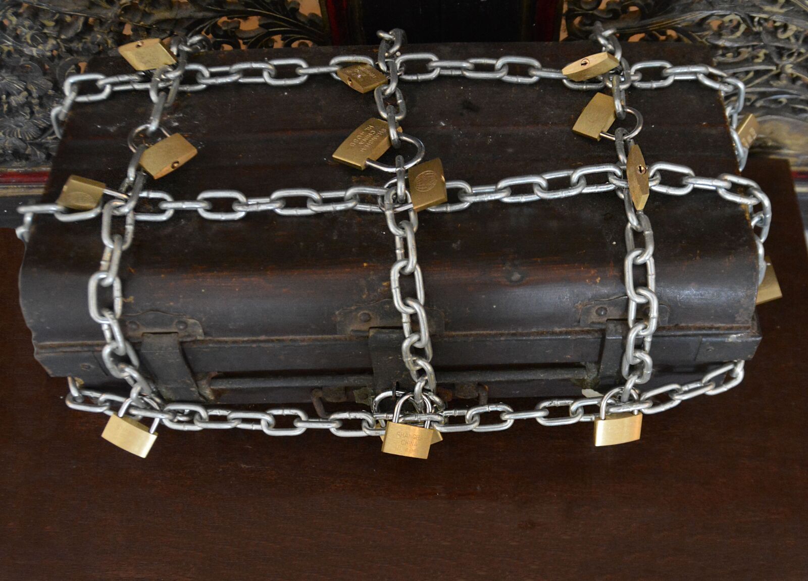 Nikon D5200 sample photo. Strong box, chains, locks photography