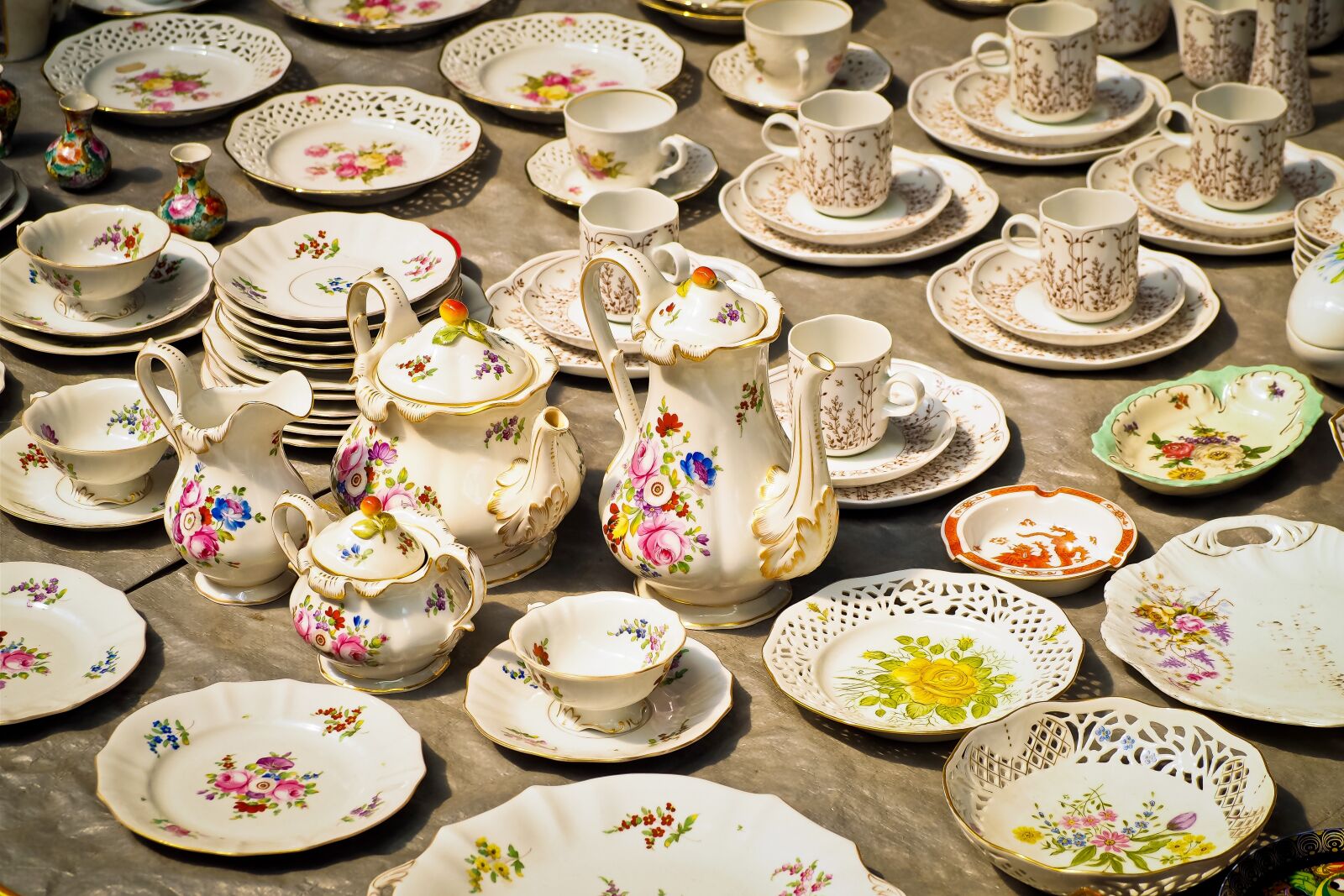 Olympus OM-D E-M10 sample photo. Porcelain, coffee service, tableware photography