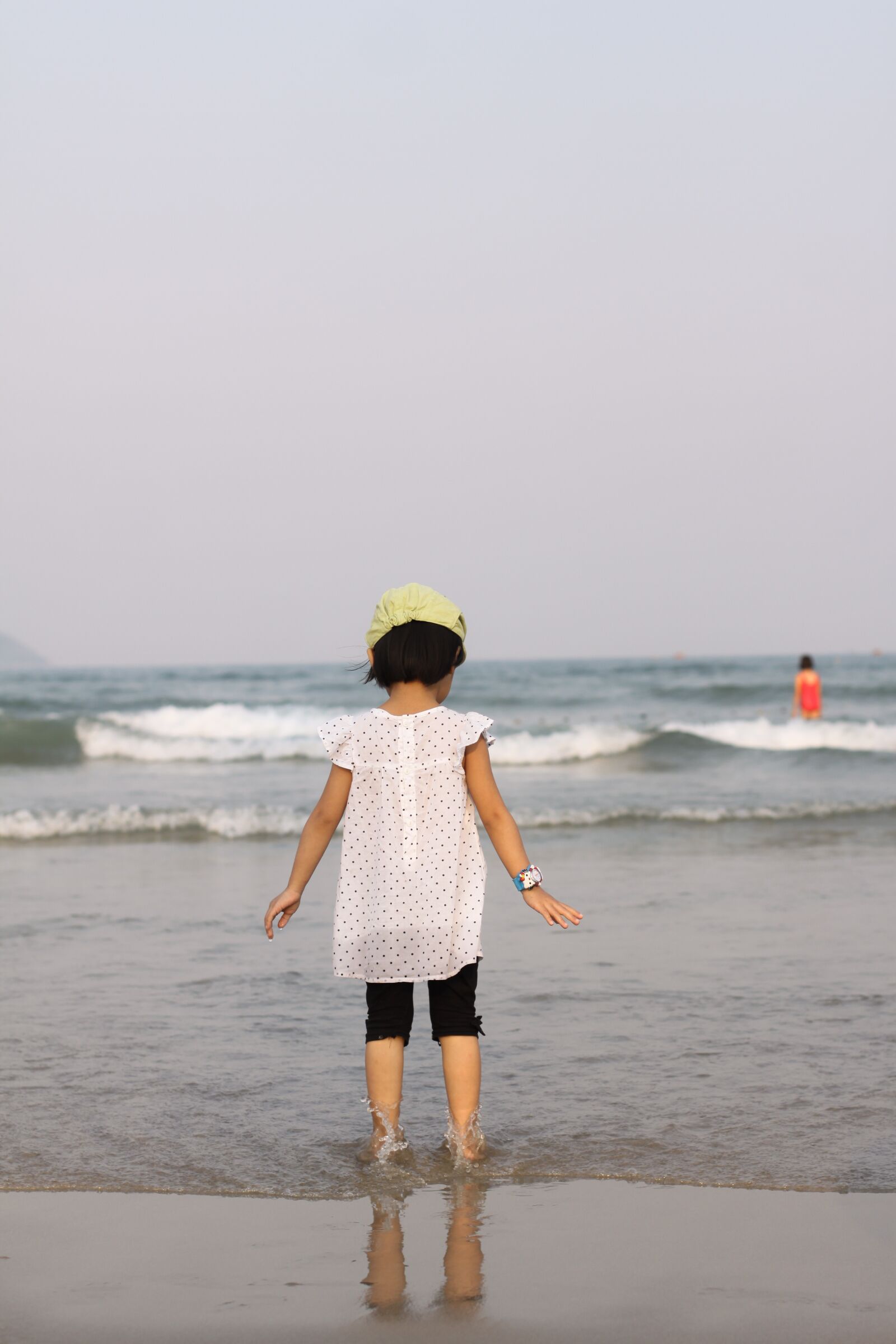 Canon EOS 50D + Canon EF 50mm F1.4 USM sample photo. Beach, little girl, girl photography