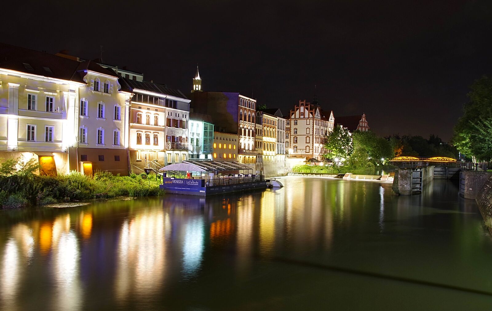 Pentax K-S2 sample photo. City, night, townhouses photography
