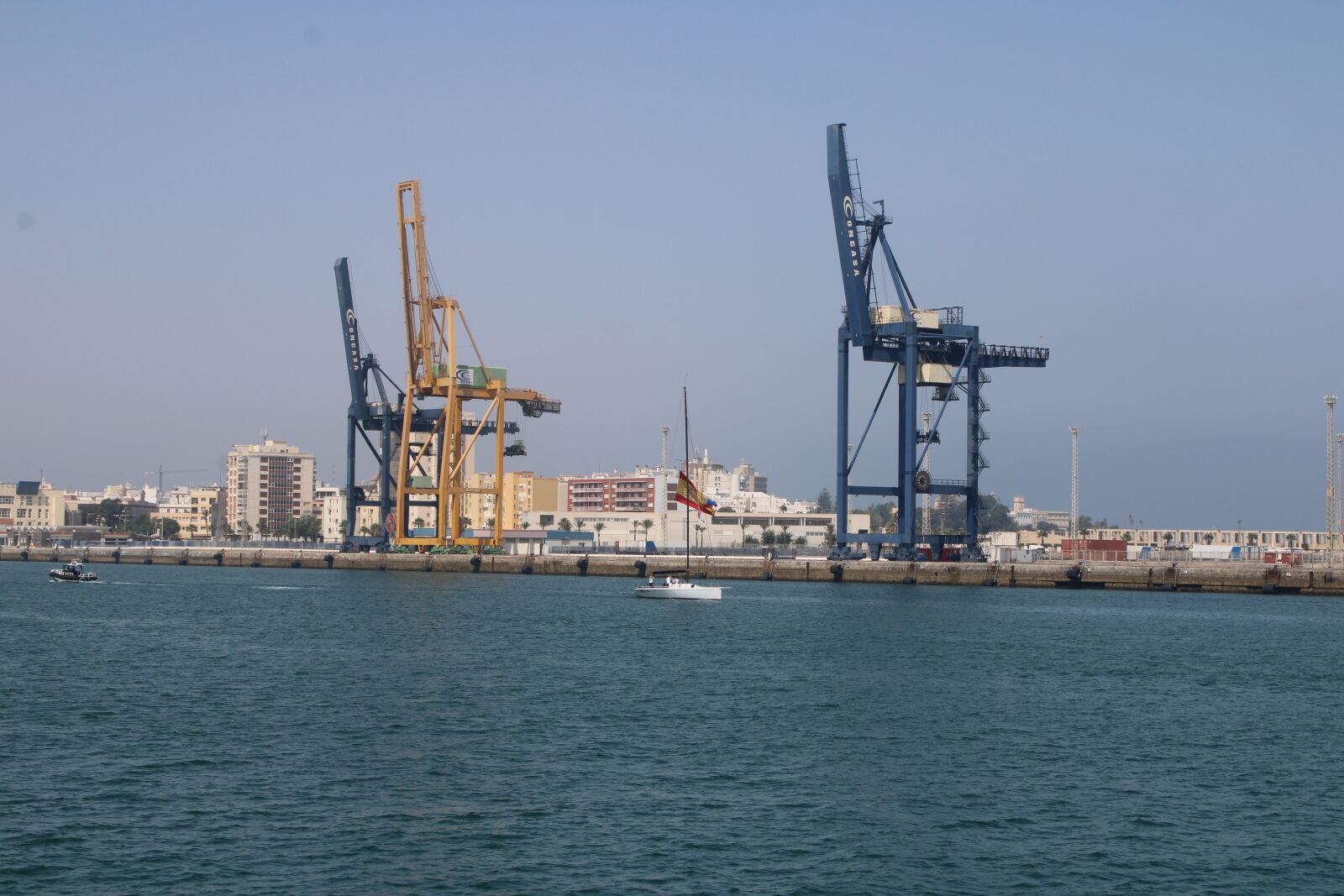 Canon EOS 2000D (EOS Rebel T7 / EOS Kiss X90 / EOS 1500D) sample photo. Cranes portico, port of photography