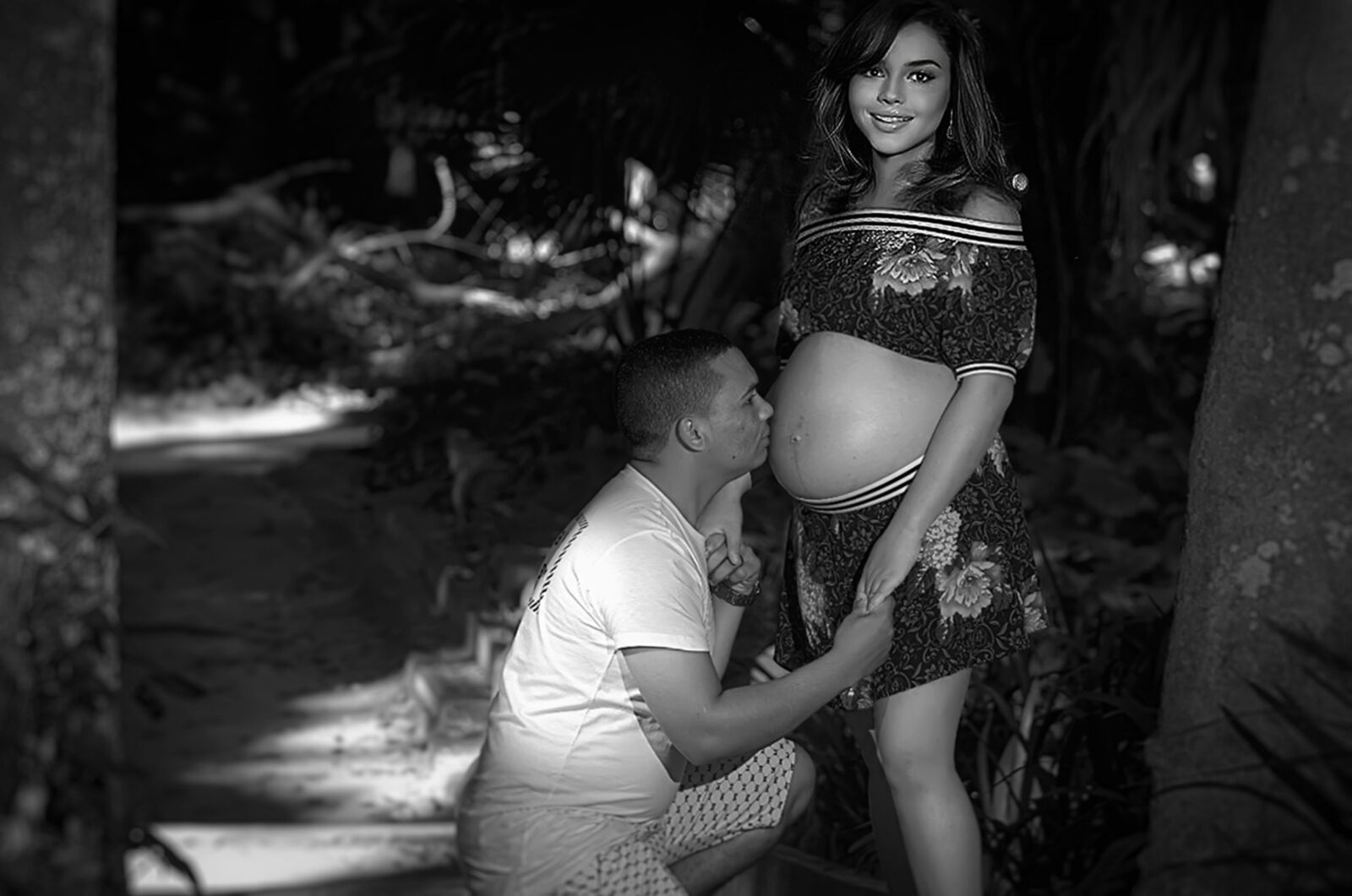 Nikon D5100 sample photo. Husband, kissing, belly photography