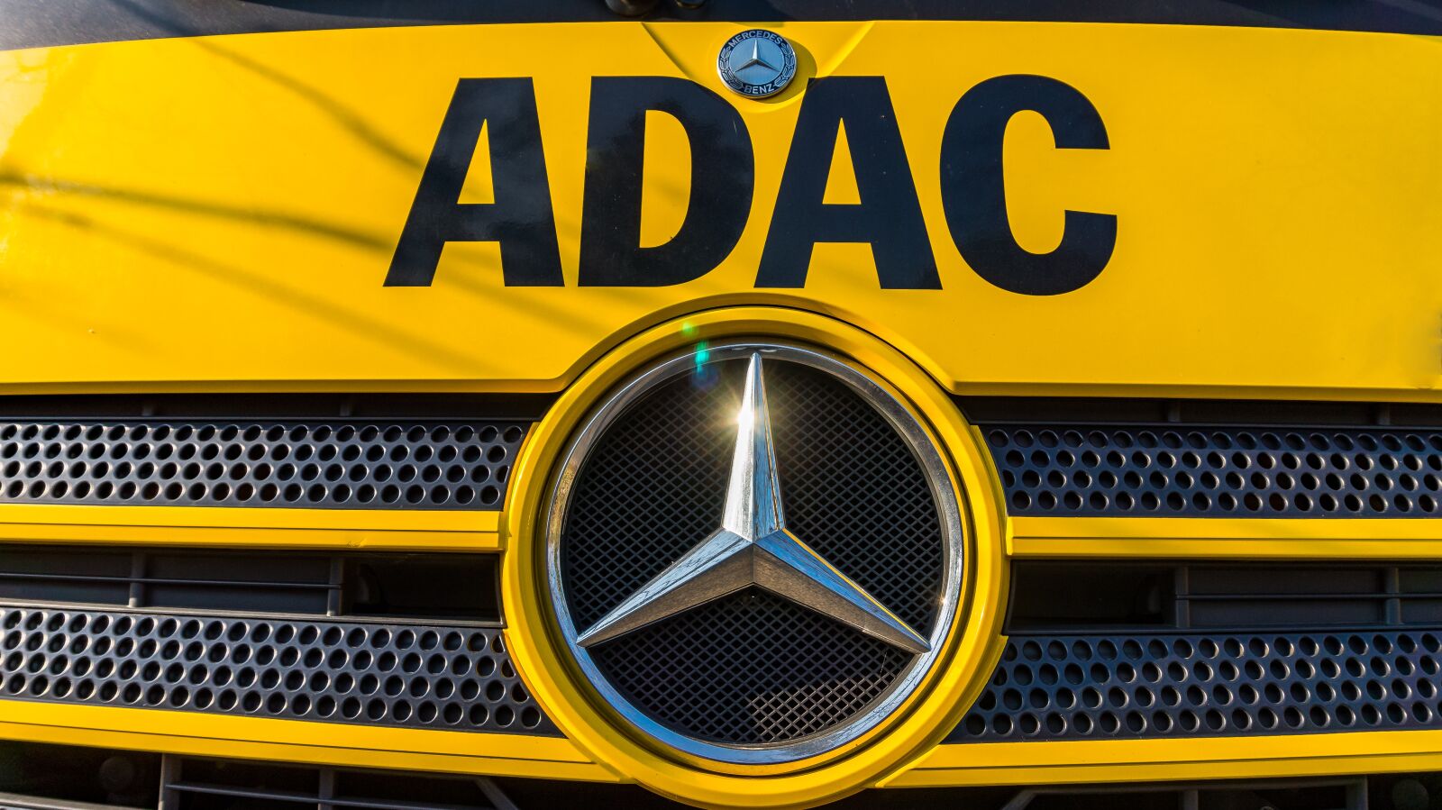 Sony Alpha a5000 (ILCE 5000) sample photo. Truck, star, yellow photography