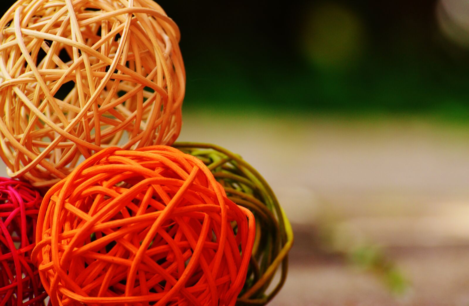 Nikon D3200 sample photo. Balls, wood, braid photography