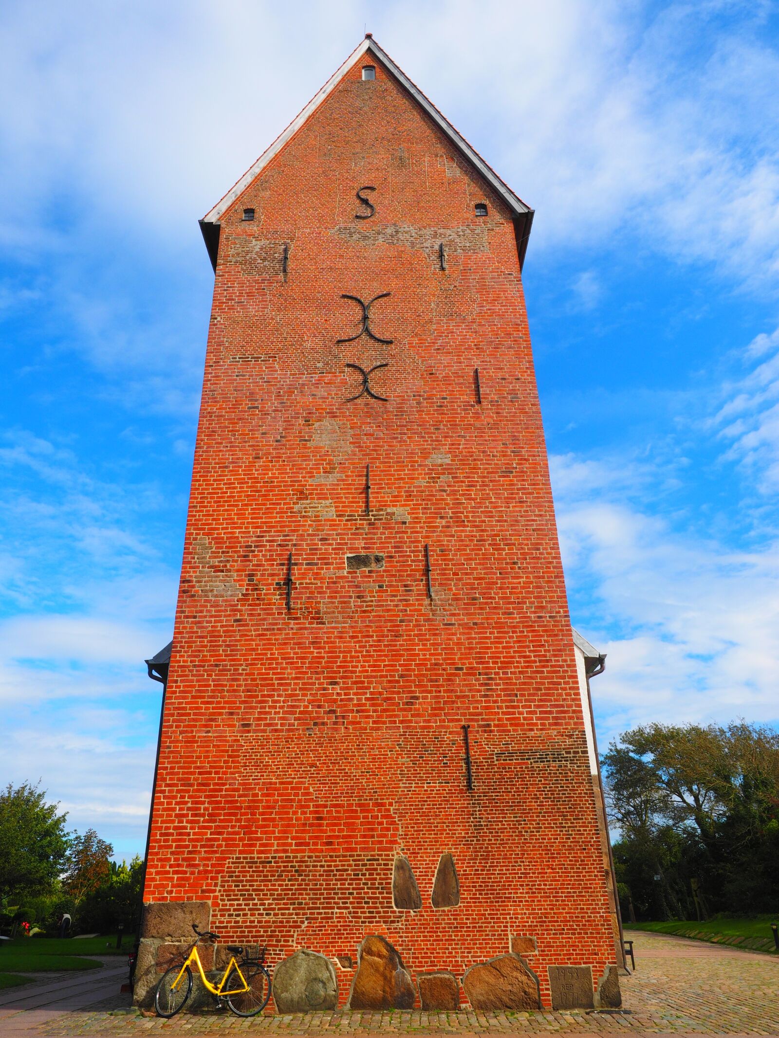 Olympus OM-D E-M1 + Olympus M.Zuiko Digital ED 12-40mm F2.8 Pro sample photo. Steeple, church, brick church photography