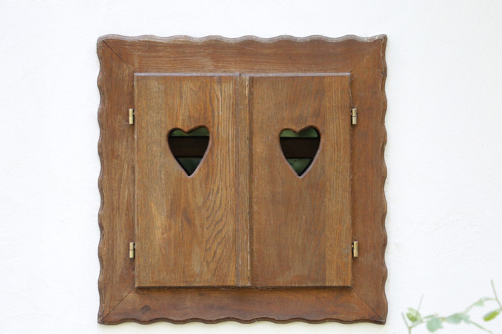 Canon EF 70-300 F4-5.6 IS II USM sample photo. Wooden windows, hearts, cabin photography