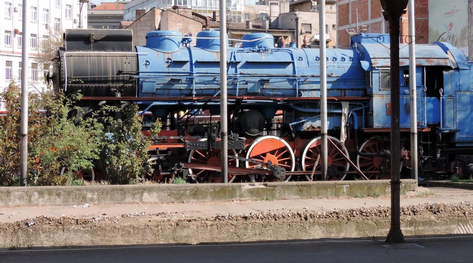 Nikon Coolpix P520 sample photo. Abandoned, cargo, locomotive, old photography