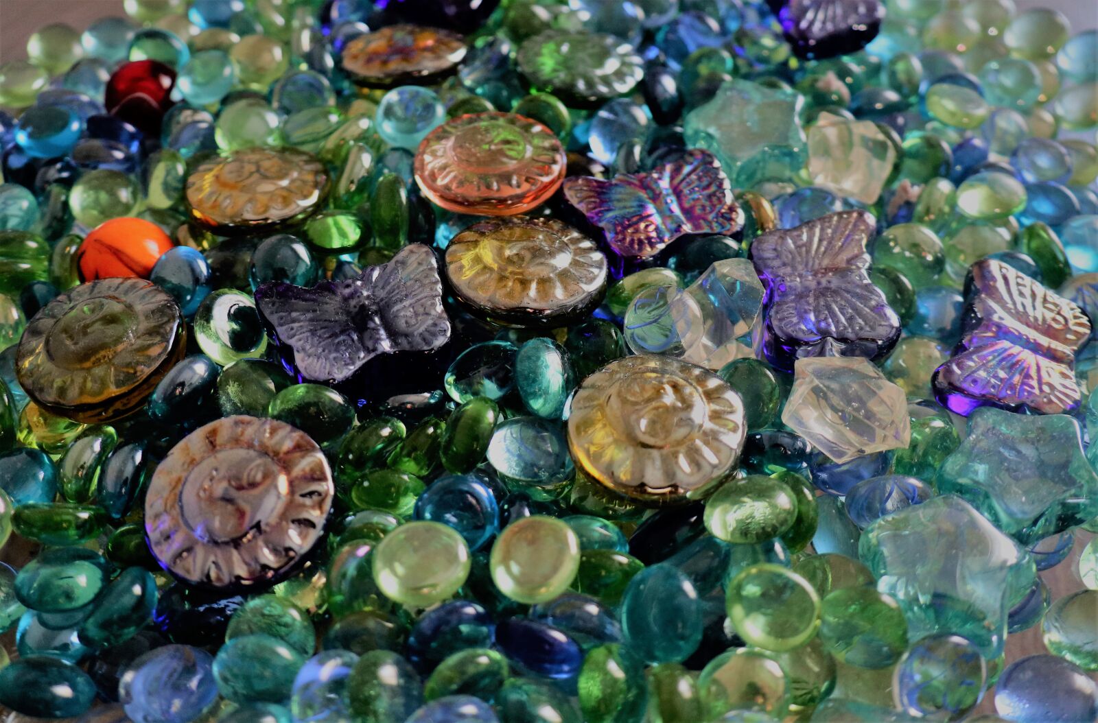 Canon EOS M6 sample photo. Pebbles, glass, colors photography