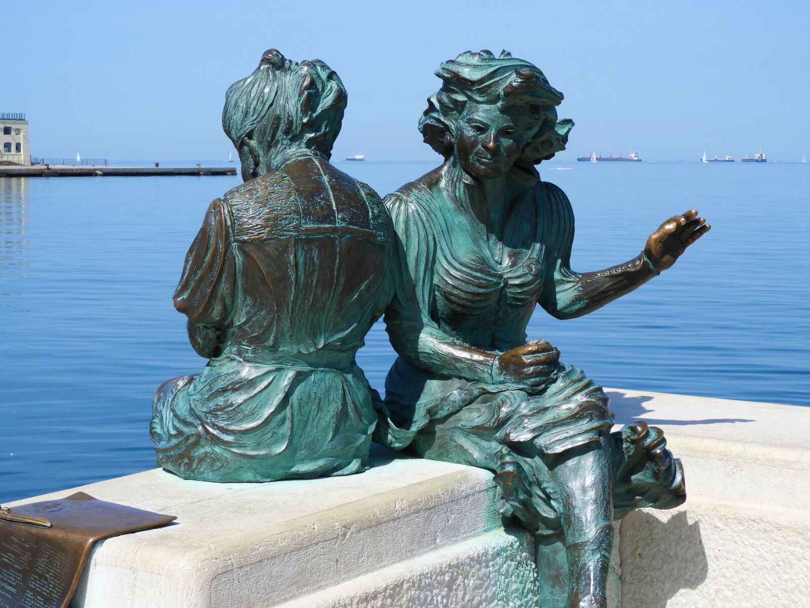 Nikon Coolpix B700 sample photo. Trieste, statue, bronze photography