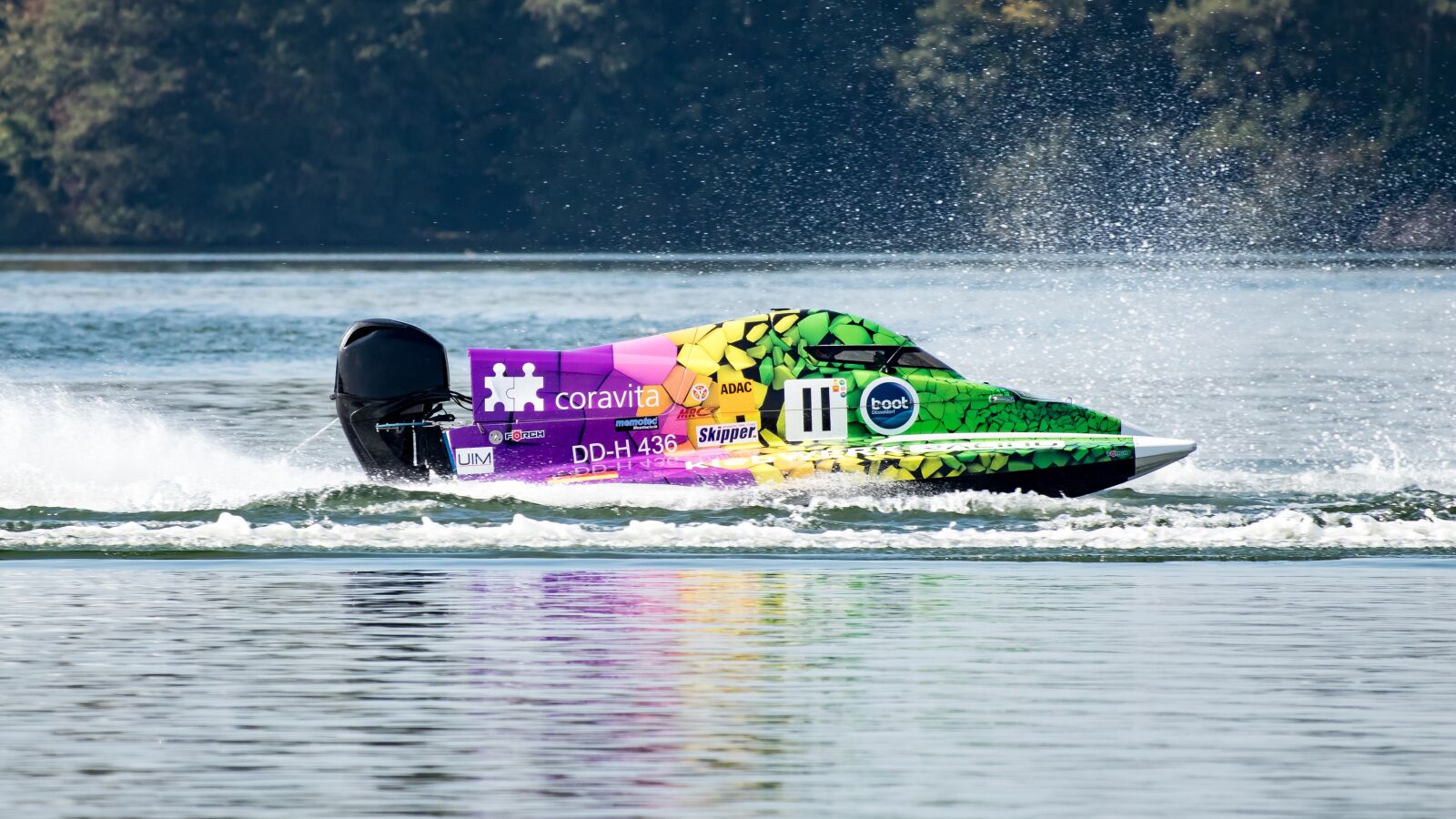 Canon EF 70-300 F4-5.6 IS II USM sample photo. Powerboat, motorboat race, race photography