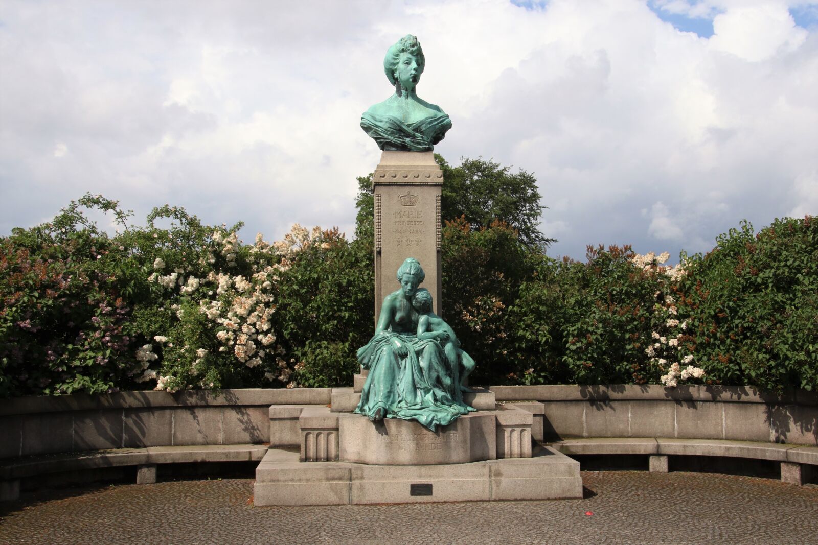 Canon EOS 7D Mark II sample photo. Clouds, garden, head, monument photography