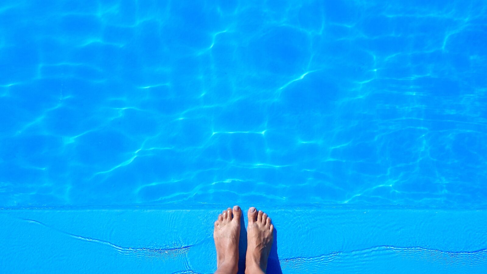 Nikon Coolpix L830 sample photo. Pool, feet, closed for photography