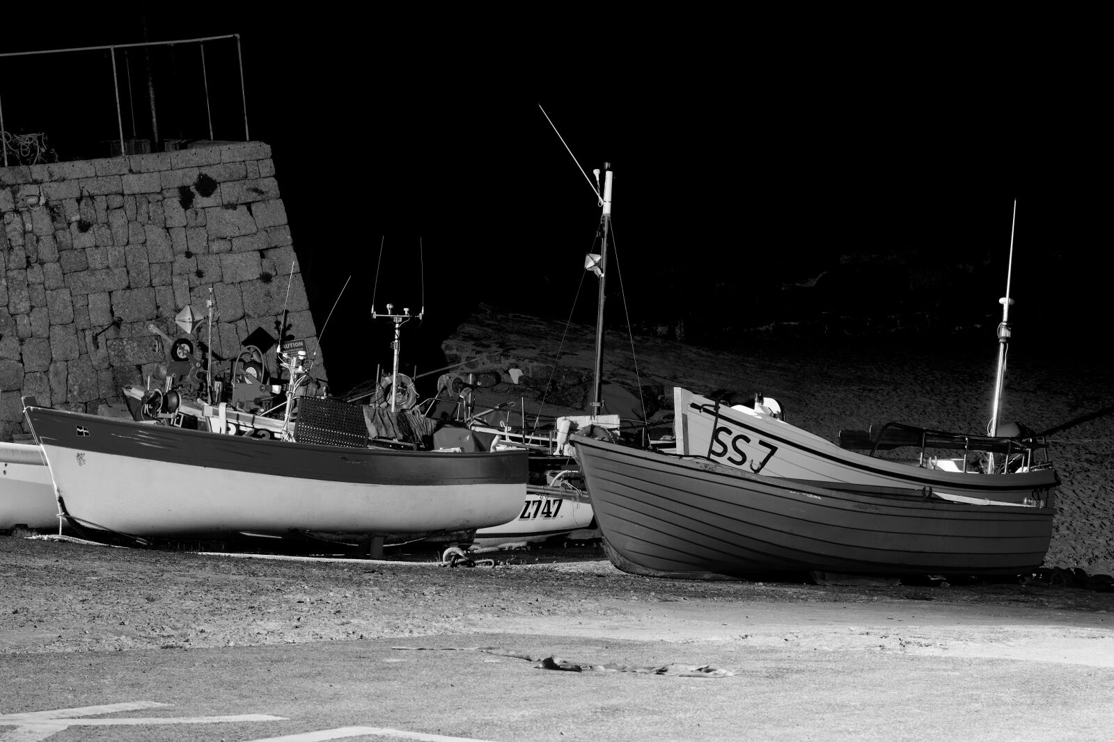 Canon EOS 1100D (EOS Rebel T3 / EOS Kiss X50) + Canon EF 50mm F1.8 STM sample photo. Boat, harbour, night photography