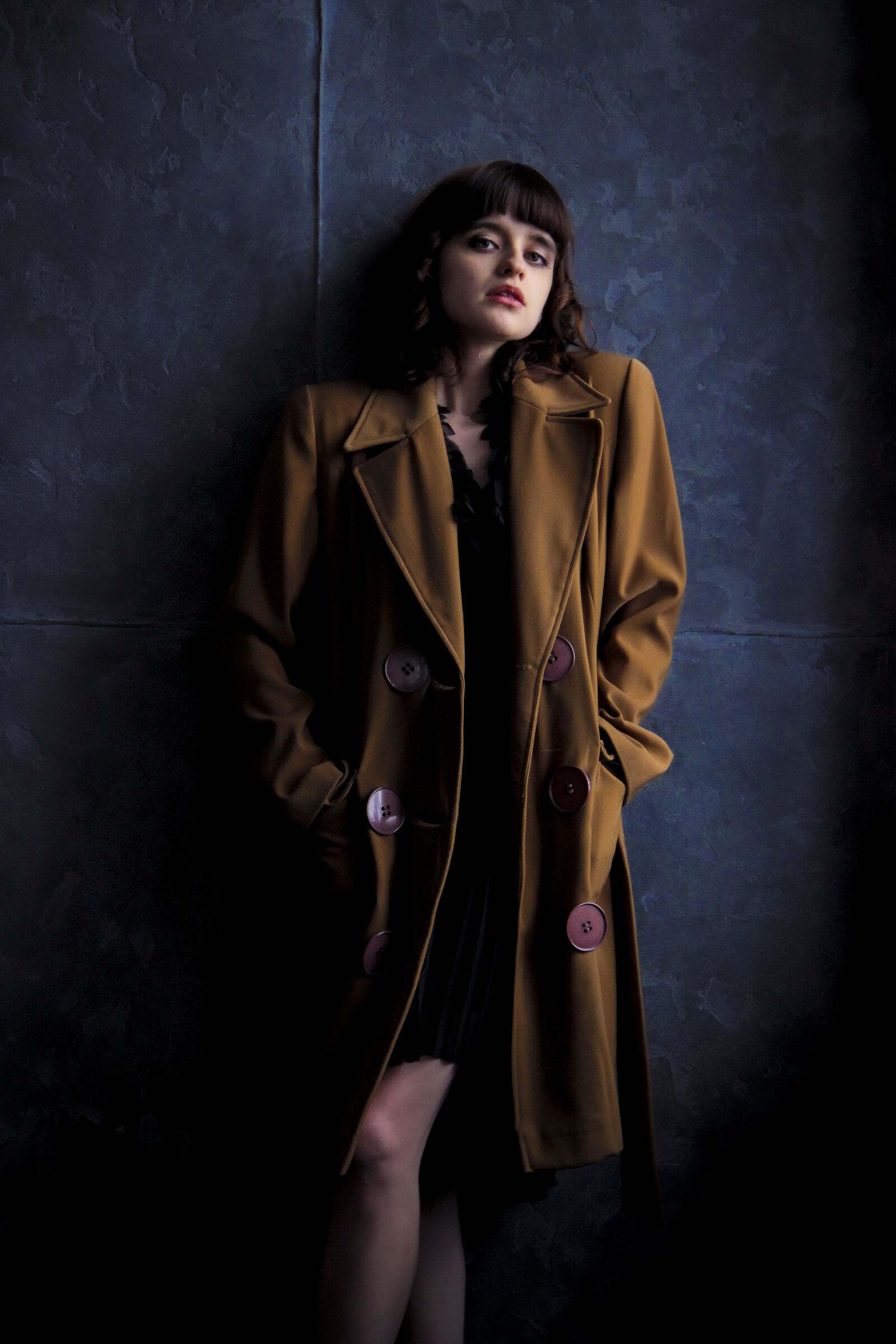 Canon EF-S 18-135mm F3.5-5.6 IS sample photo. Girl, coat, old coat photography