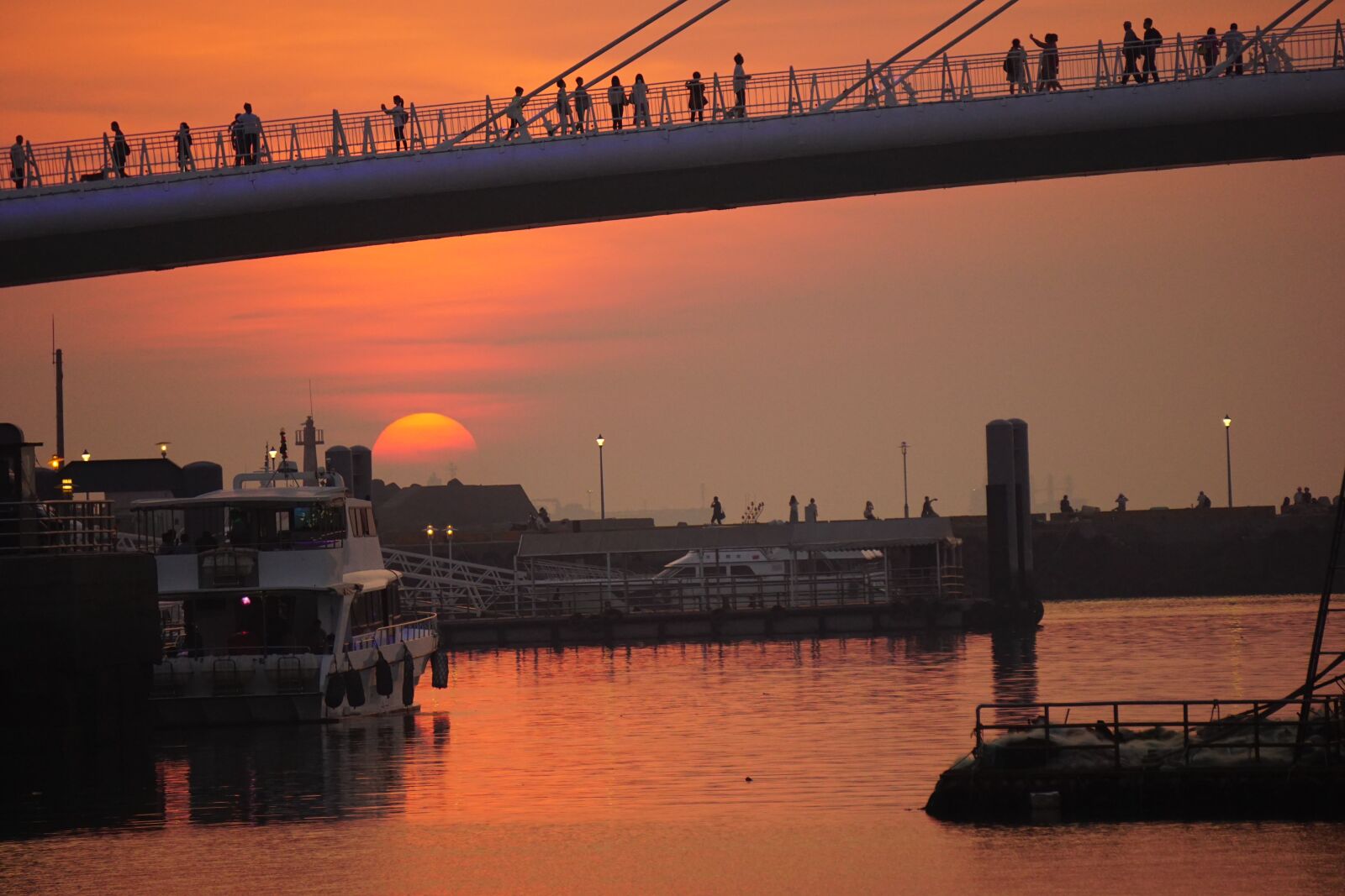 Sony E 55-210mm F4.5-6.3 OSS sample photo. Red, sunset, people photography