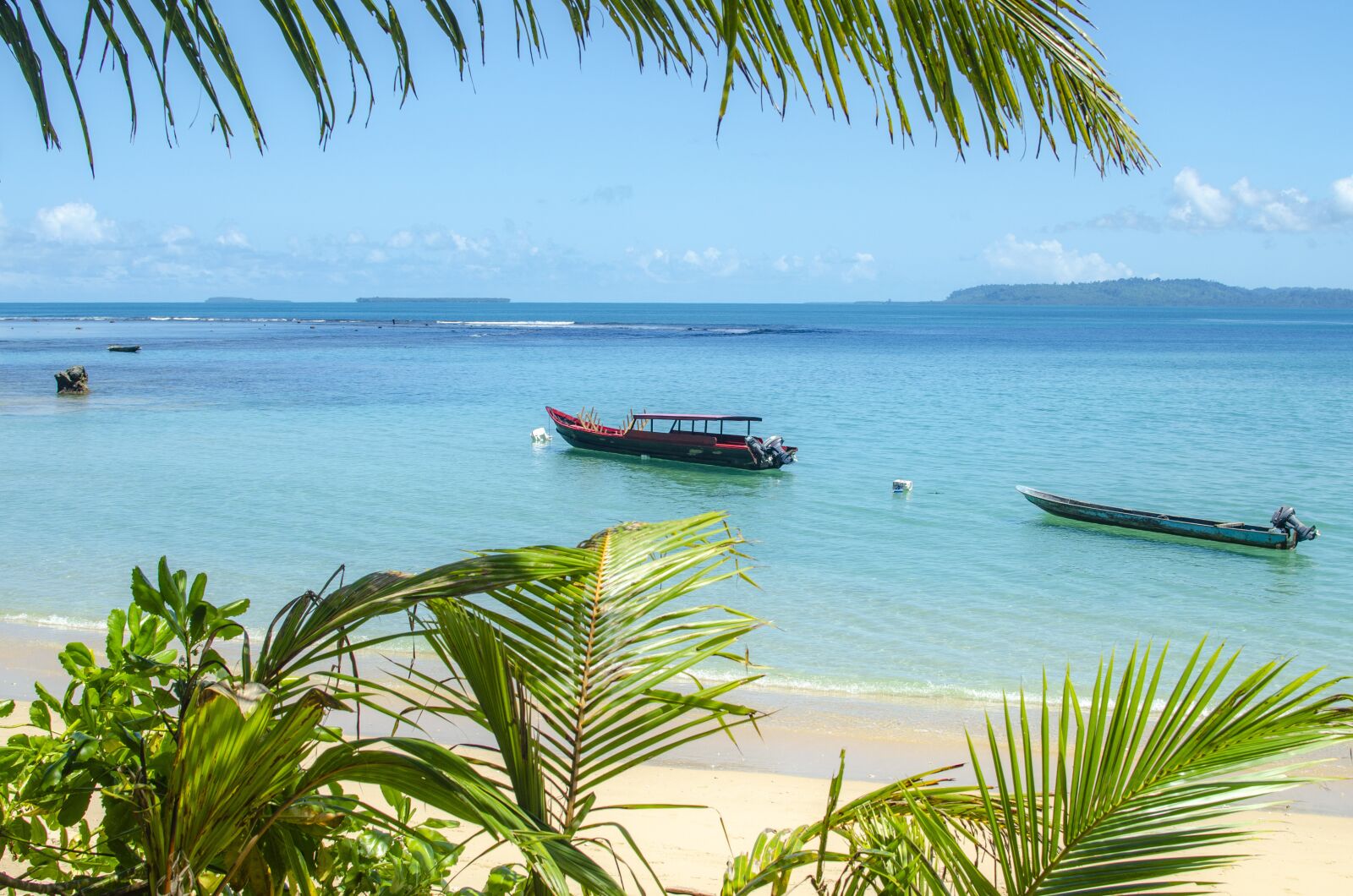 Nikon D5100 sample photo. Indonesian boats, ocean, shore photography