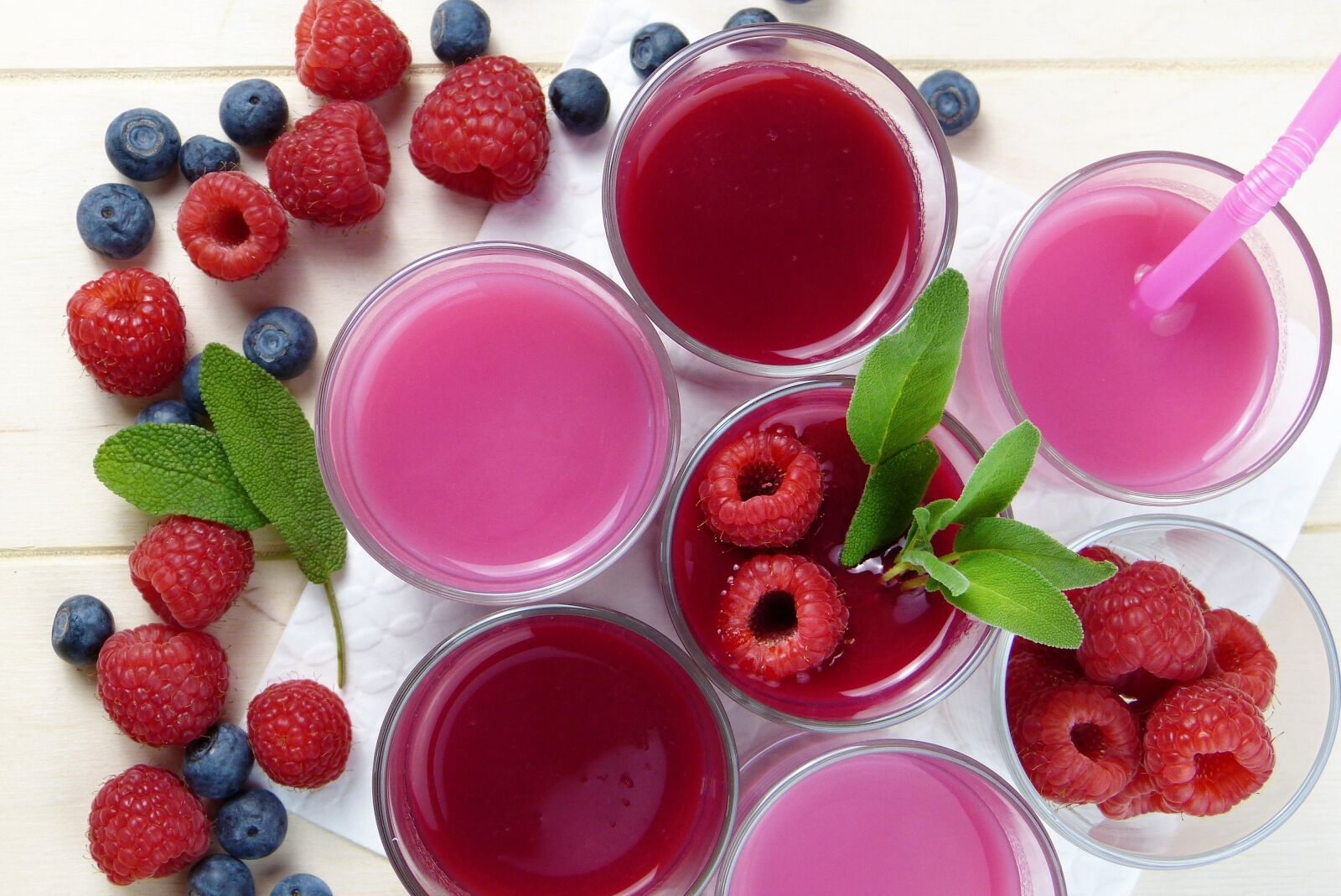 Panasonic Lumix DMC-FZ150 sample photo. Raspberry, blueberry, smoothies photography