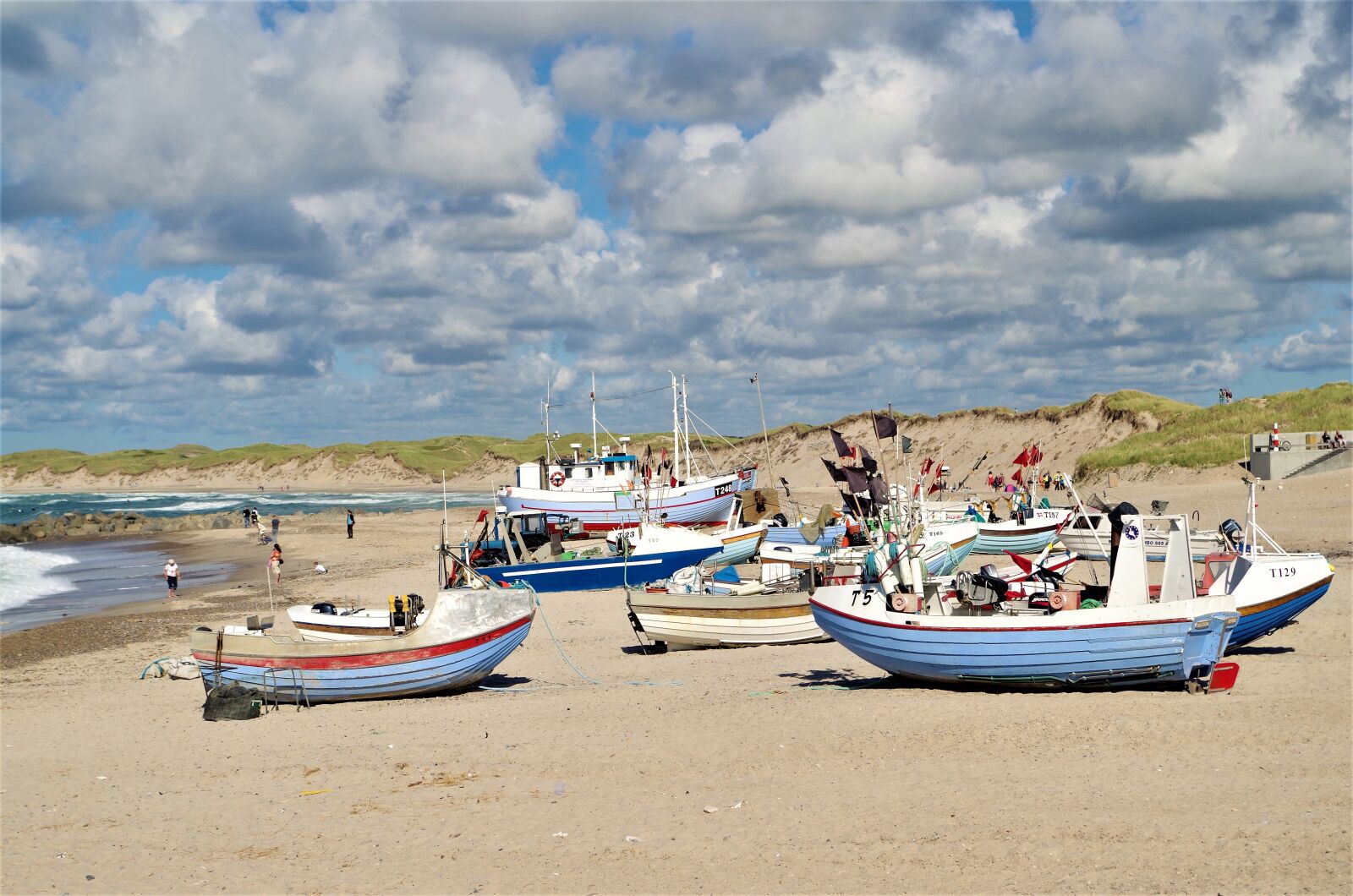 Pentax K-30 sample photo. Beach, boats, north sea photography