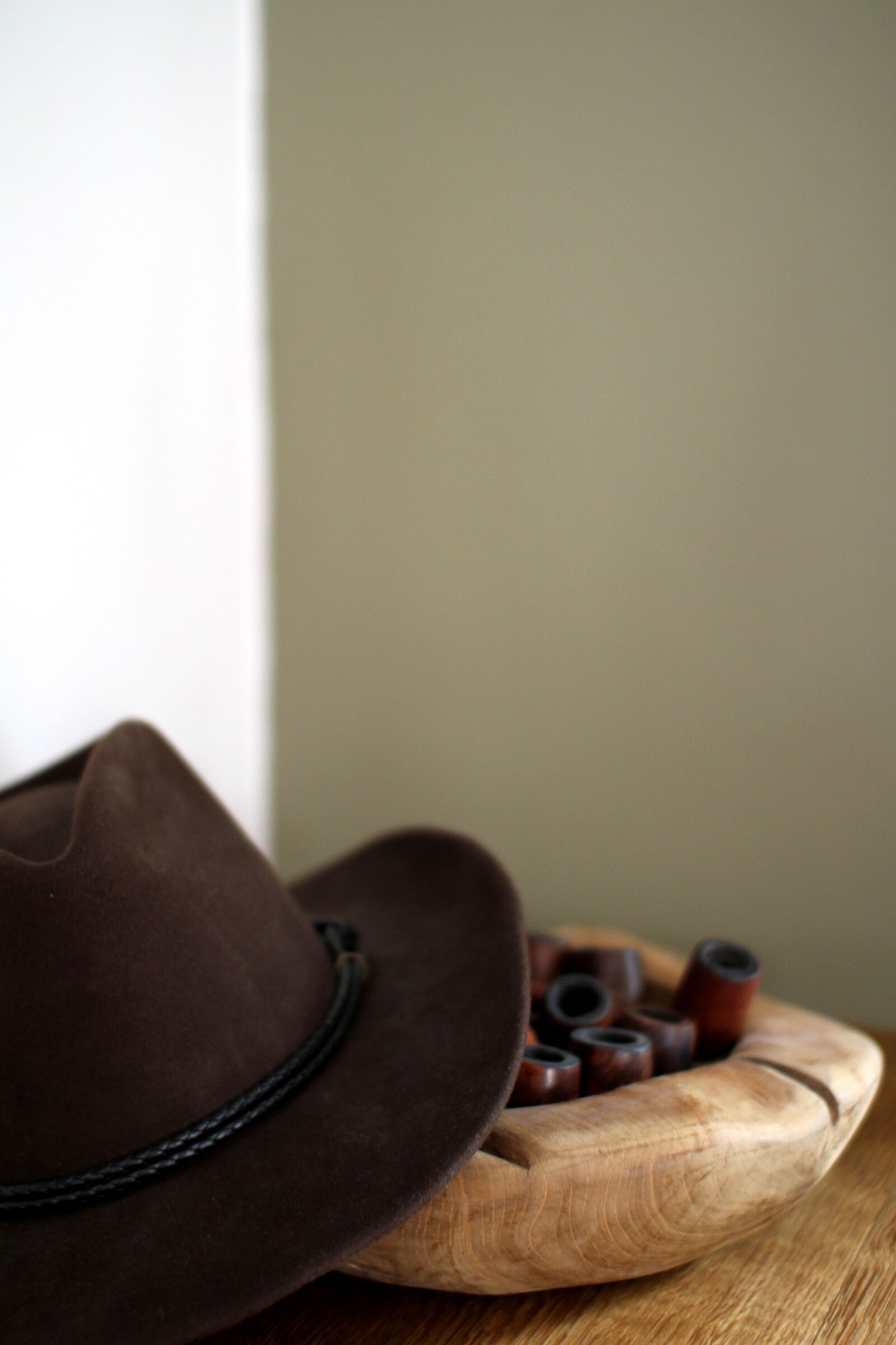 Canon EOS 7D sample photo. Hat, pipe, wood bowl photography