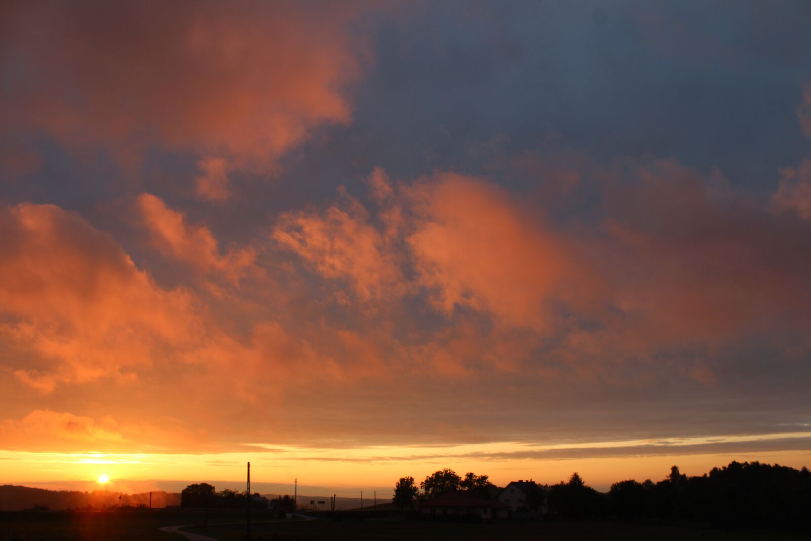 Canon EOS 1200D (EOS Rebel T5 / EOS Kiss X70 / EOS Hi) sample photo. Sunset, clouds, sky photography