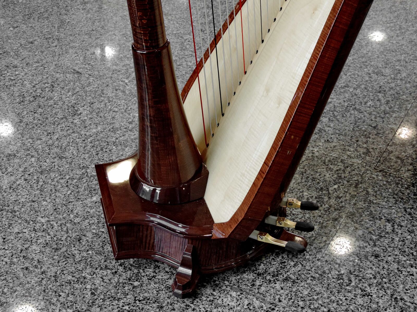 Nikon Coolpix P520 sample photo. Acoustic, wood, music, instrument photography