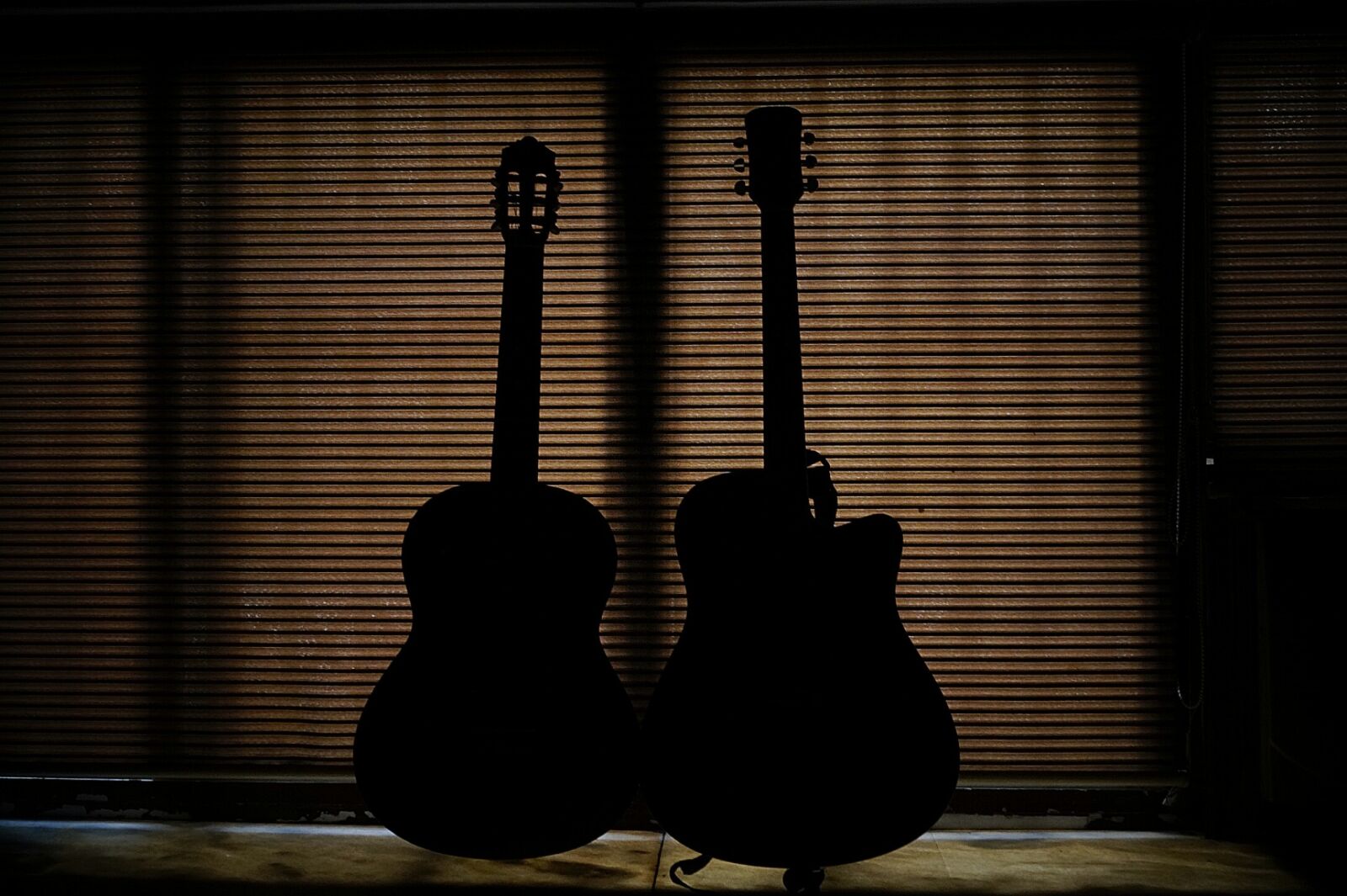 Sony SLT-A58 sample photo. Guitar, amazing gesture, background photography