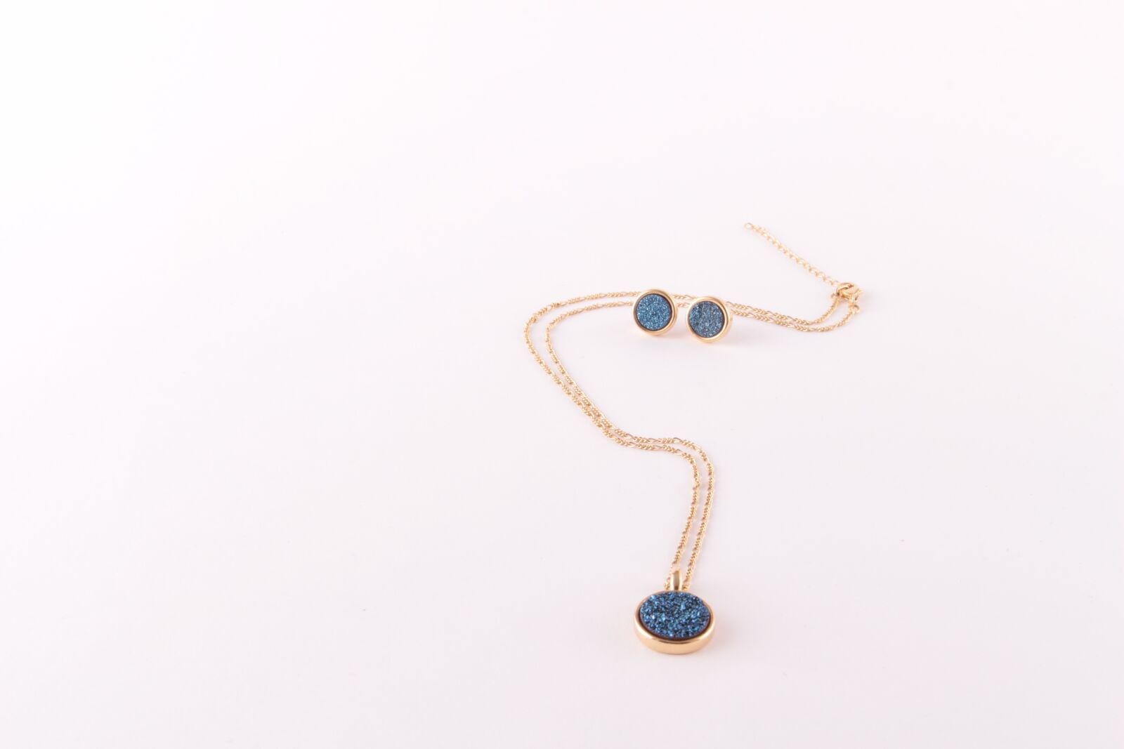 Canon EOS 700D (EOS Rebel T5i / EOS Kiss X7i) sample photo. Earring, paste, blue photography