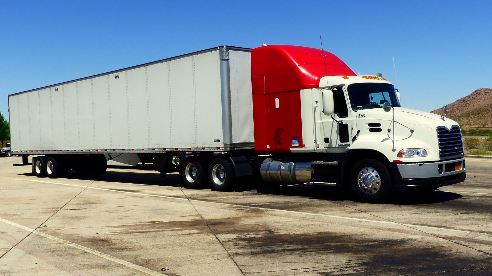 Panasonic Lumix DMC-FZ200 sample photo. Truck, american, transport photography