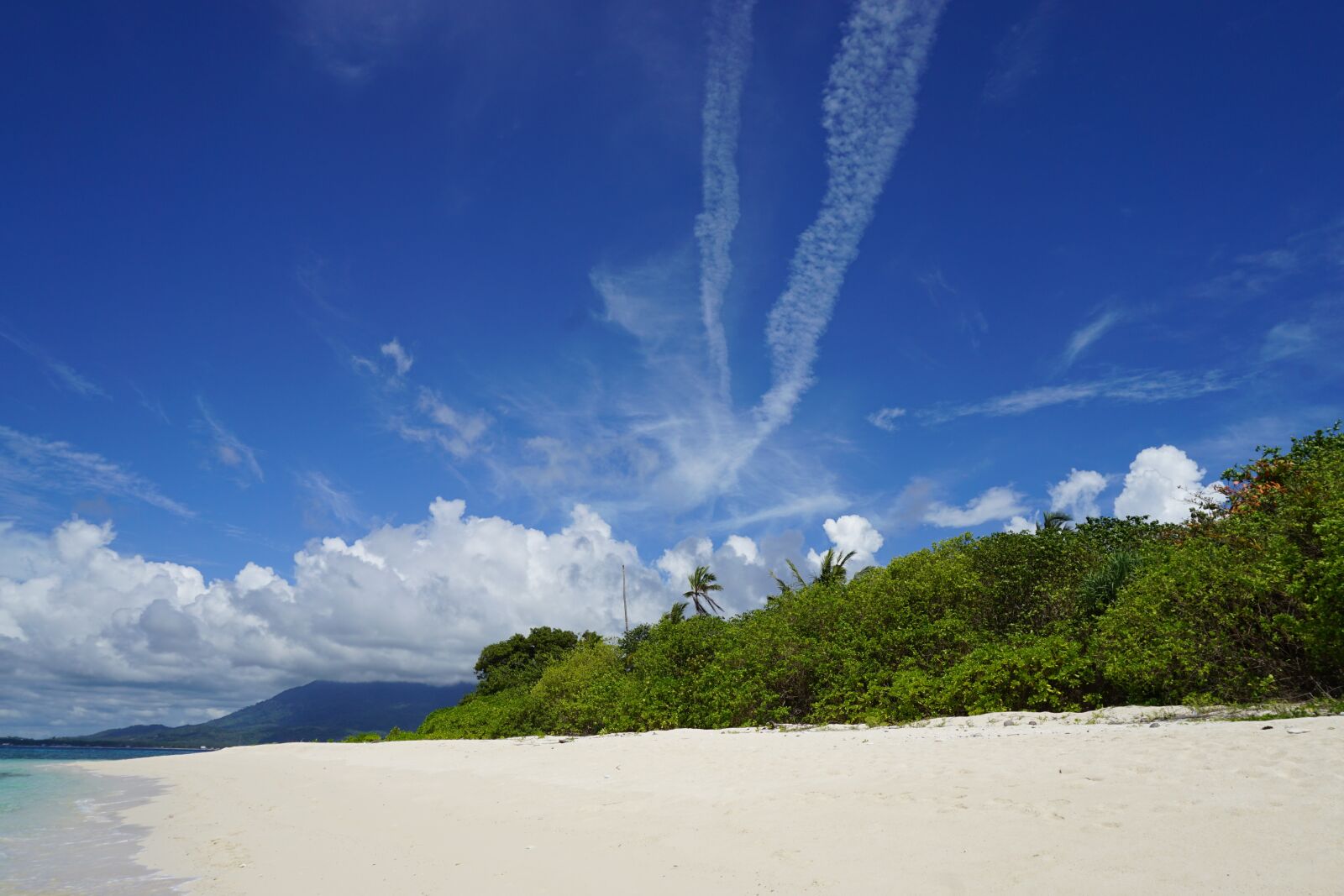 Sony a5100 sample photo. Secluded beach, clear blue photography