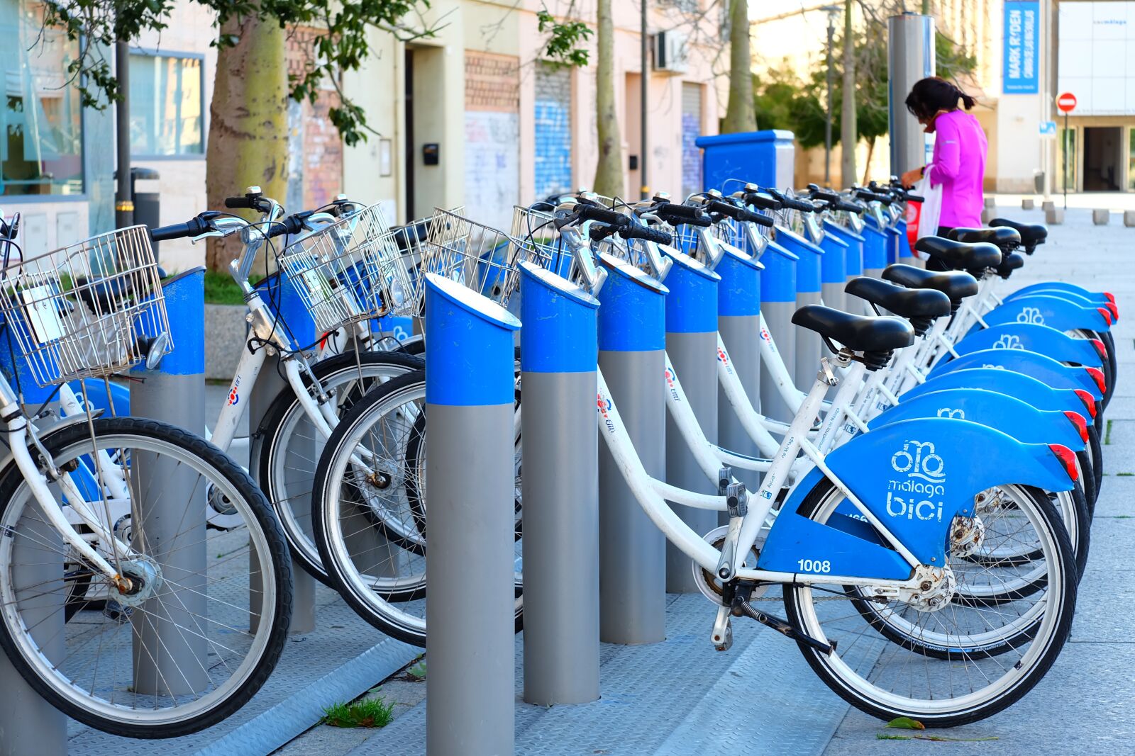 Fujifilm X-A2 + Fujifilm XC 50-230mm F4.5-6.7 OIS II sample photo. Bicycle, blue, parking photography