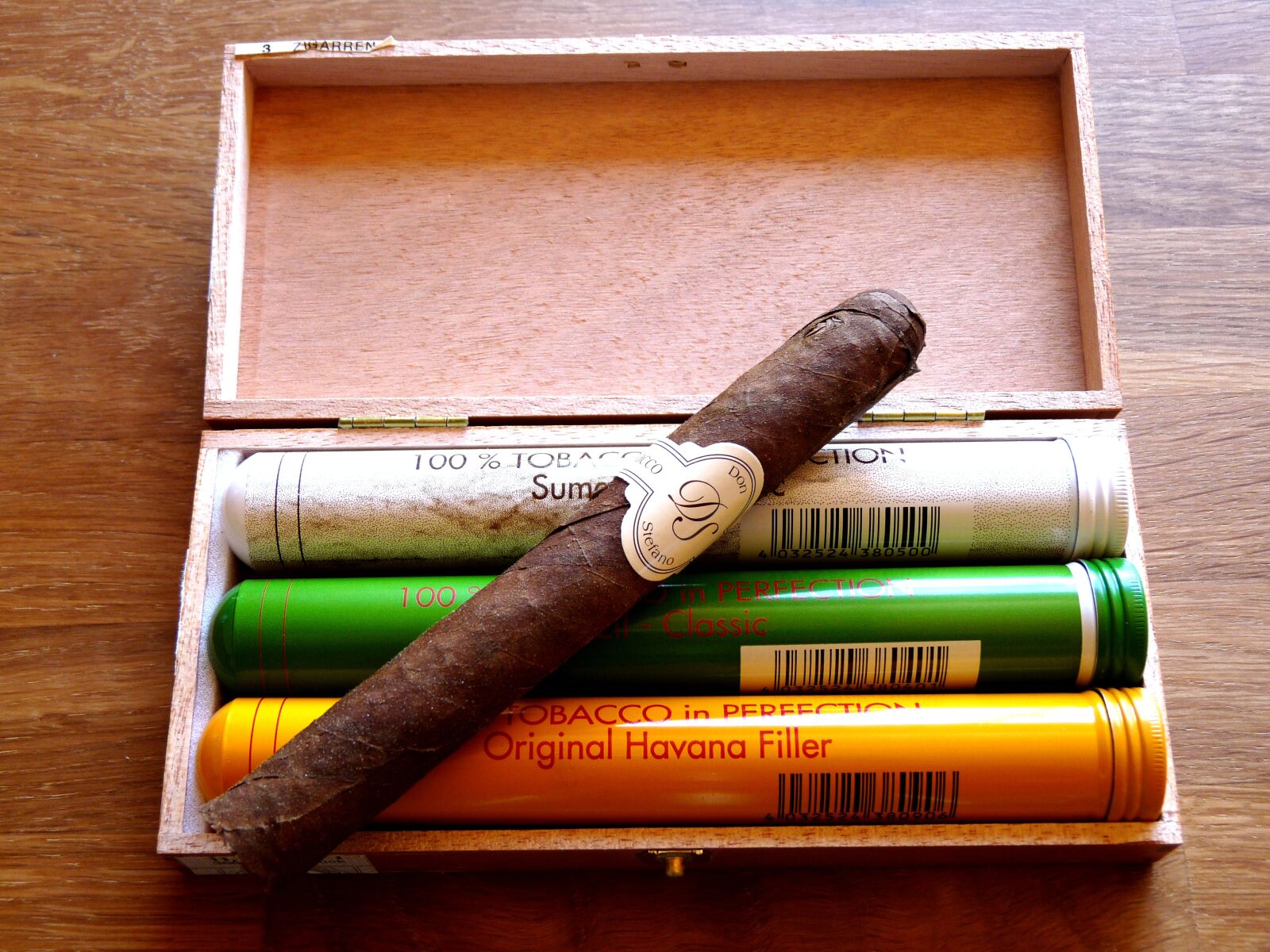 Panasonic Lumix DMC-FZ28 sample photo. Cigar, smoking, smoke photography