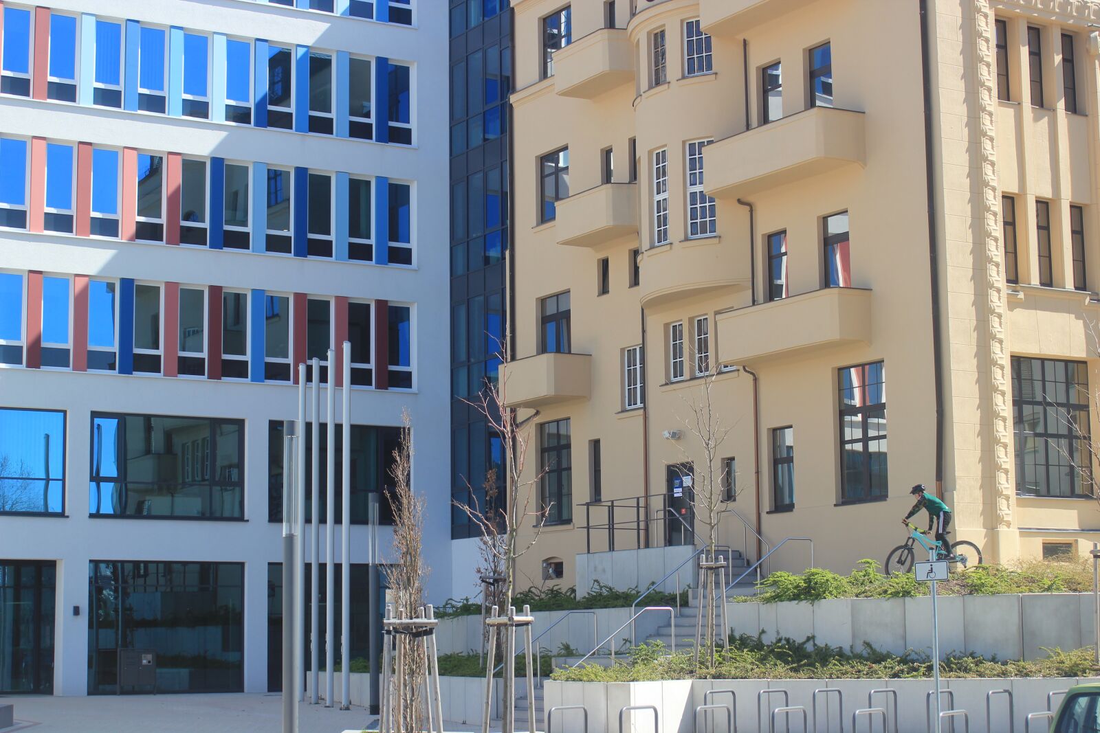 Canon EOS 550D (EOS Rebel T2i / EOS Kiss X4) sample photo. Architecture, window, building photography