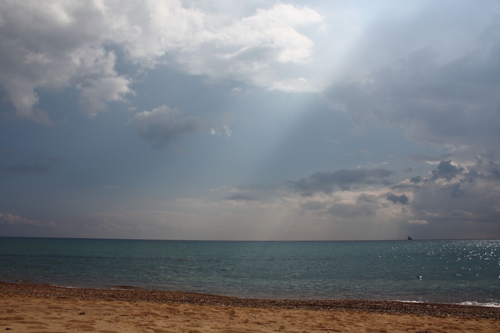 Canon EOS 450D (EOS Rebel XSi / EOS Kiss X2) sample photo. Sea, beach, clouds photography
