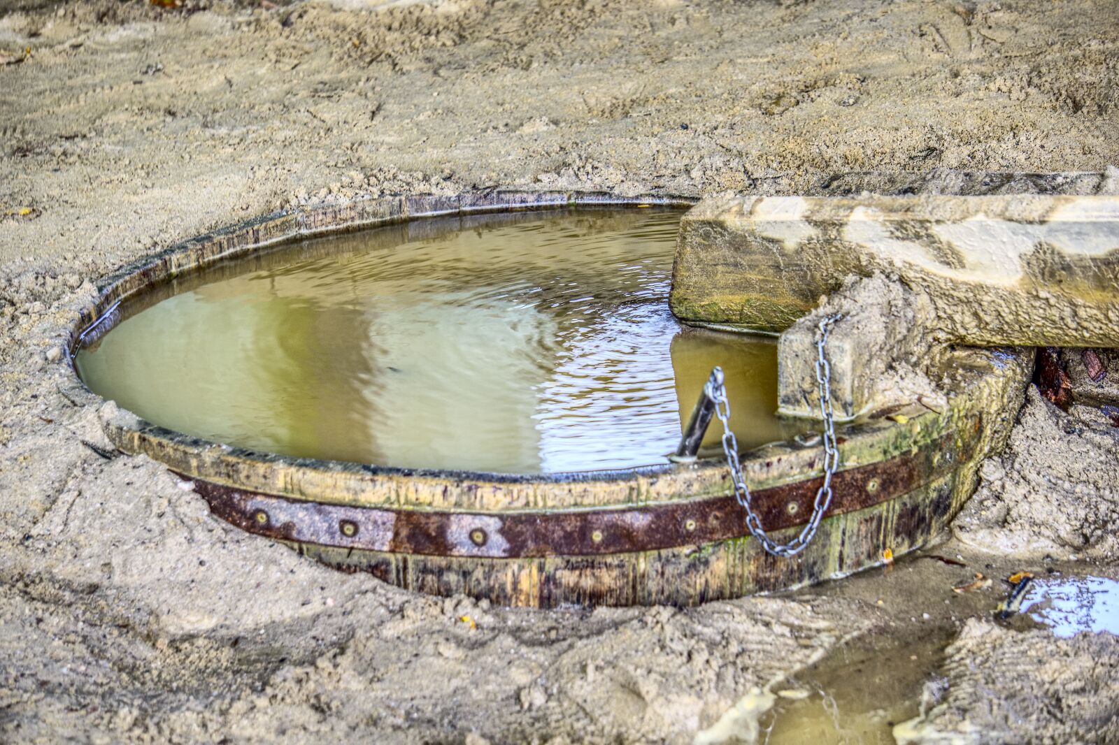 Sony a6000 sample photo. Sand, puddle, barrel photography