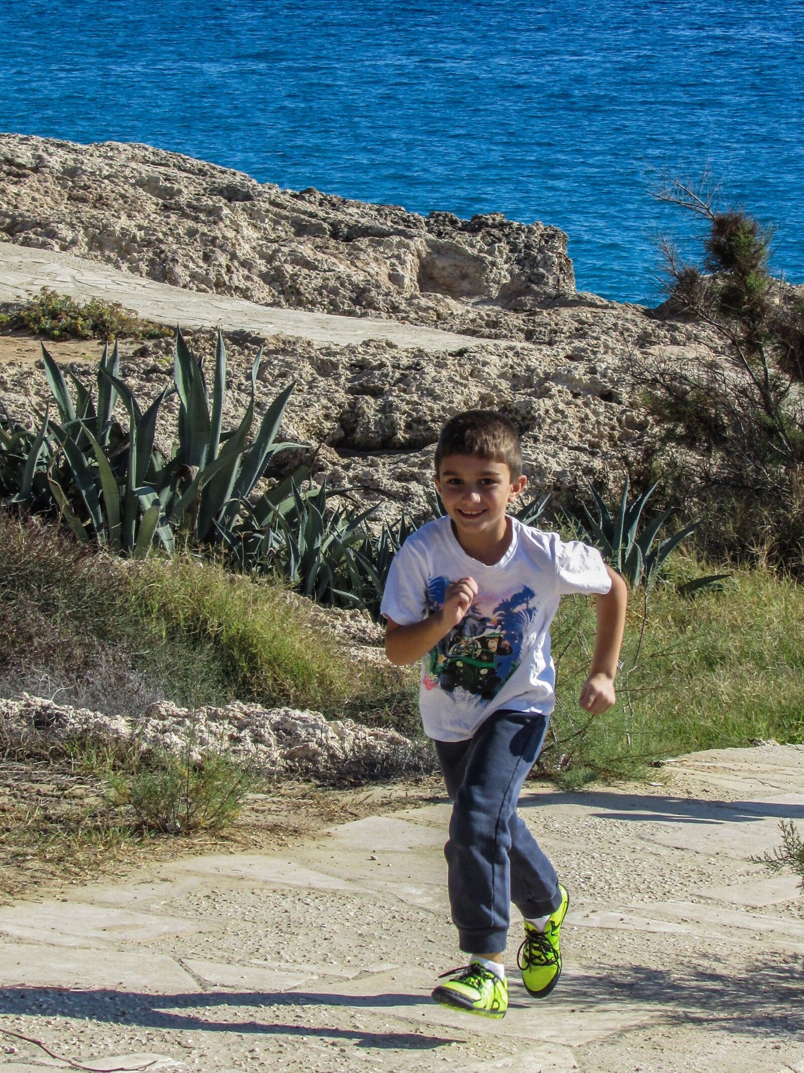 Canon PowerShot SX400 IS sample photo. Boy, kid, running photography