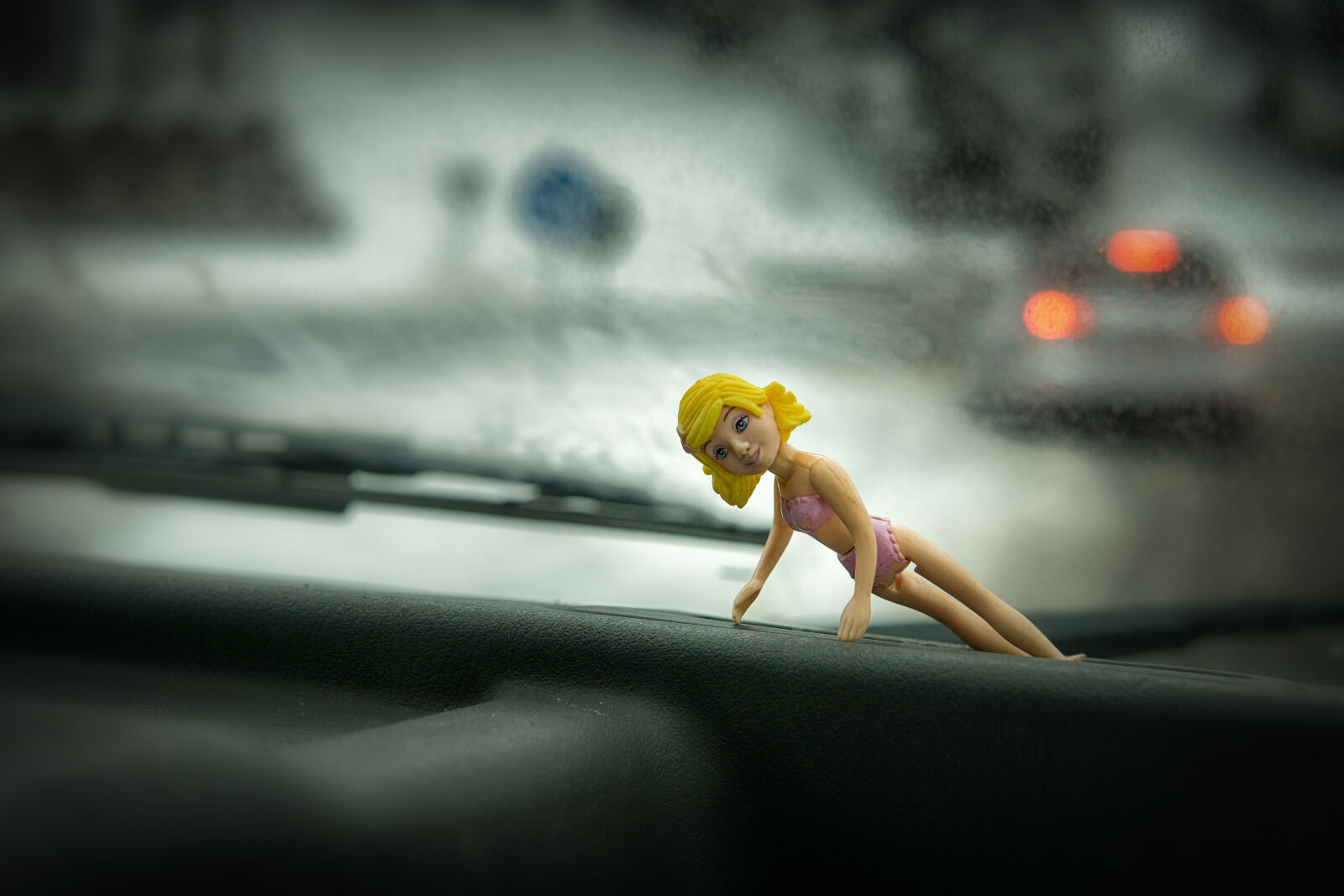 30mm F1.4 DC DN | Contemporary 016 sample photo. Barbie, blonde, hair, blurred photography
