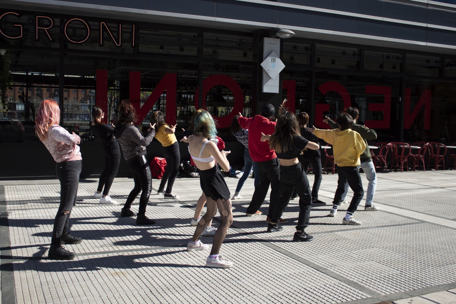 Canon EOS 1300D (EOS Rebel T6 / EOS Kiss X80) sample photo. Dancing, teenagers, k-pop photography