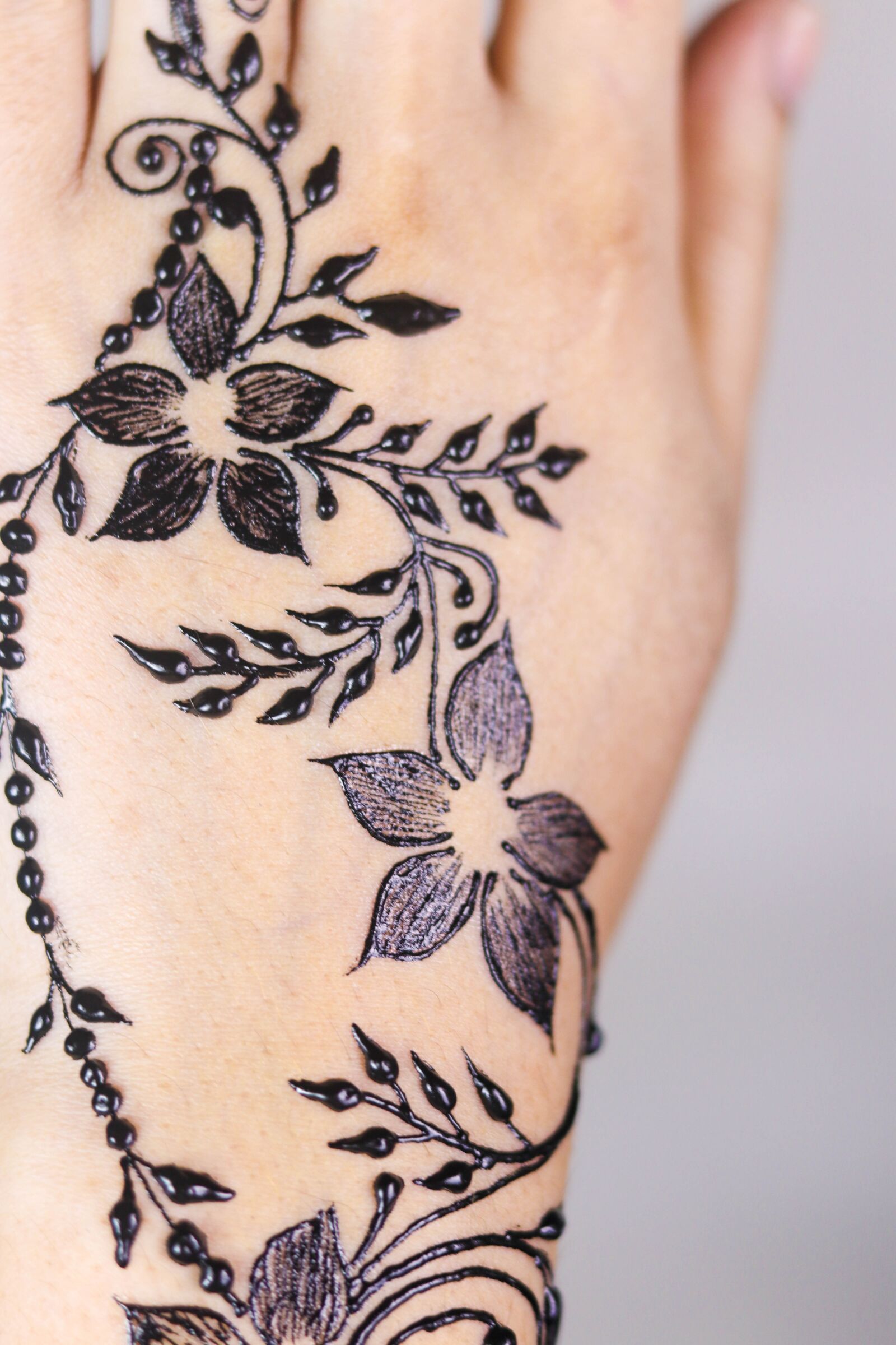 Canon EOS 80D + Canon EF 50mm F1.8 STM sample photo. Mehndi, henna, tattoo photography