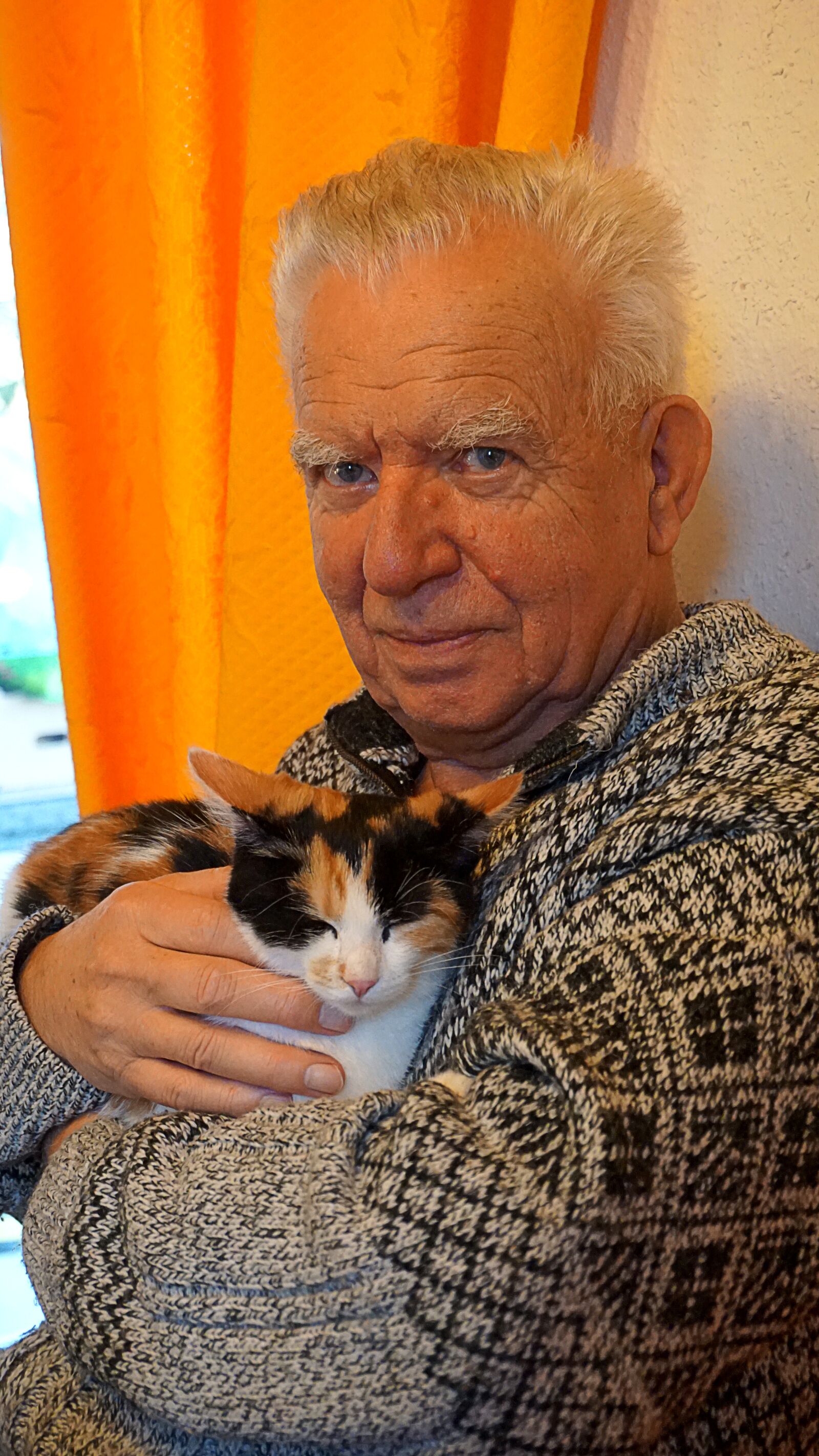 Sony a5100 sample photo. Cat, grandpa, man photography