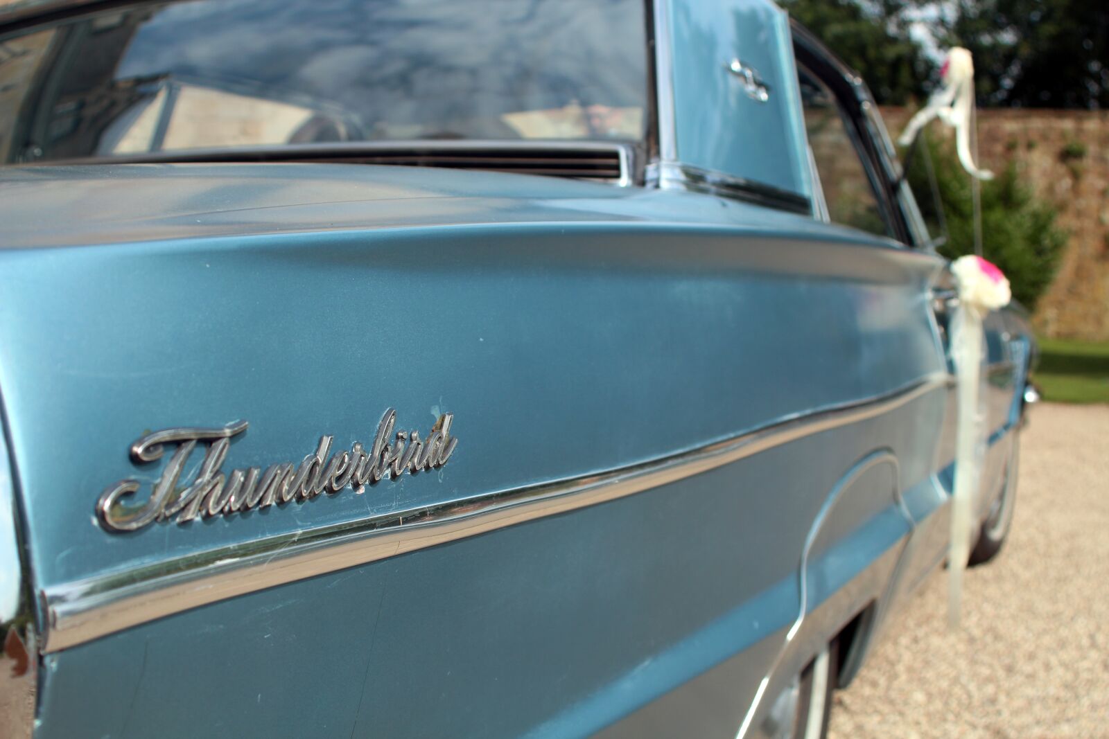 Canon EOS 600D (Rebel EOS T3i / EOS Kiss X5) + Canon EF 28-80mm f/3.5-5.6 sample photo. Thunderbird, oldtimer, wedding car photography