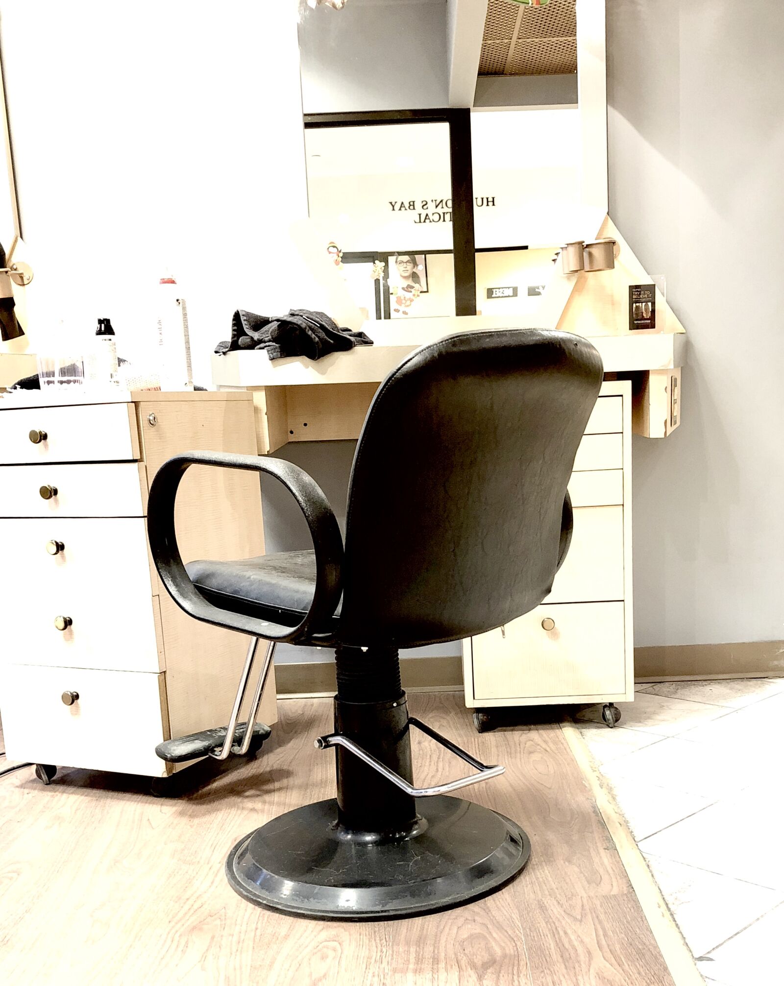 iPhone 8 back camera 3.99mm f/1.8 sample photo. Hairstyle, parlor, salon, business photography