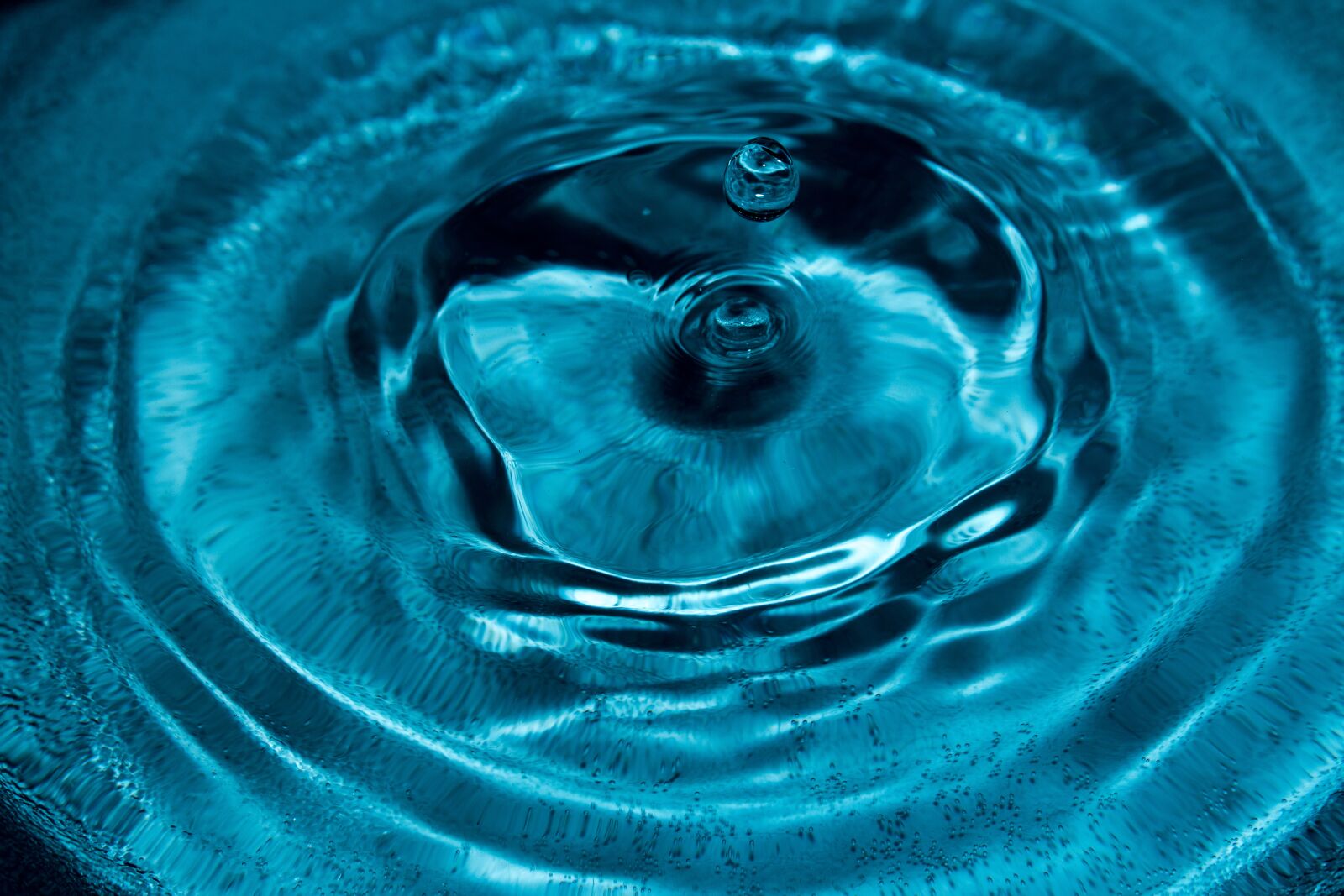 Canon EOS 700D (EOS Rebel T5i / EOS Kiss X7i) sample photo. Drop of water, moment photography