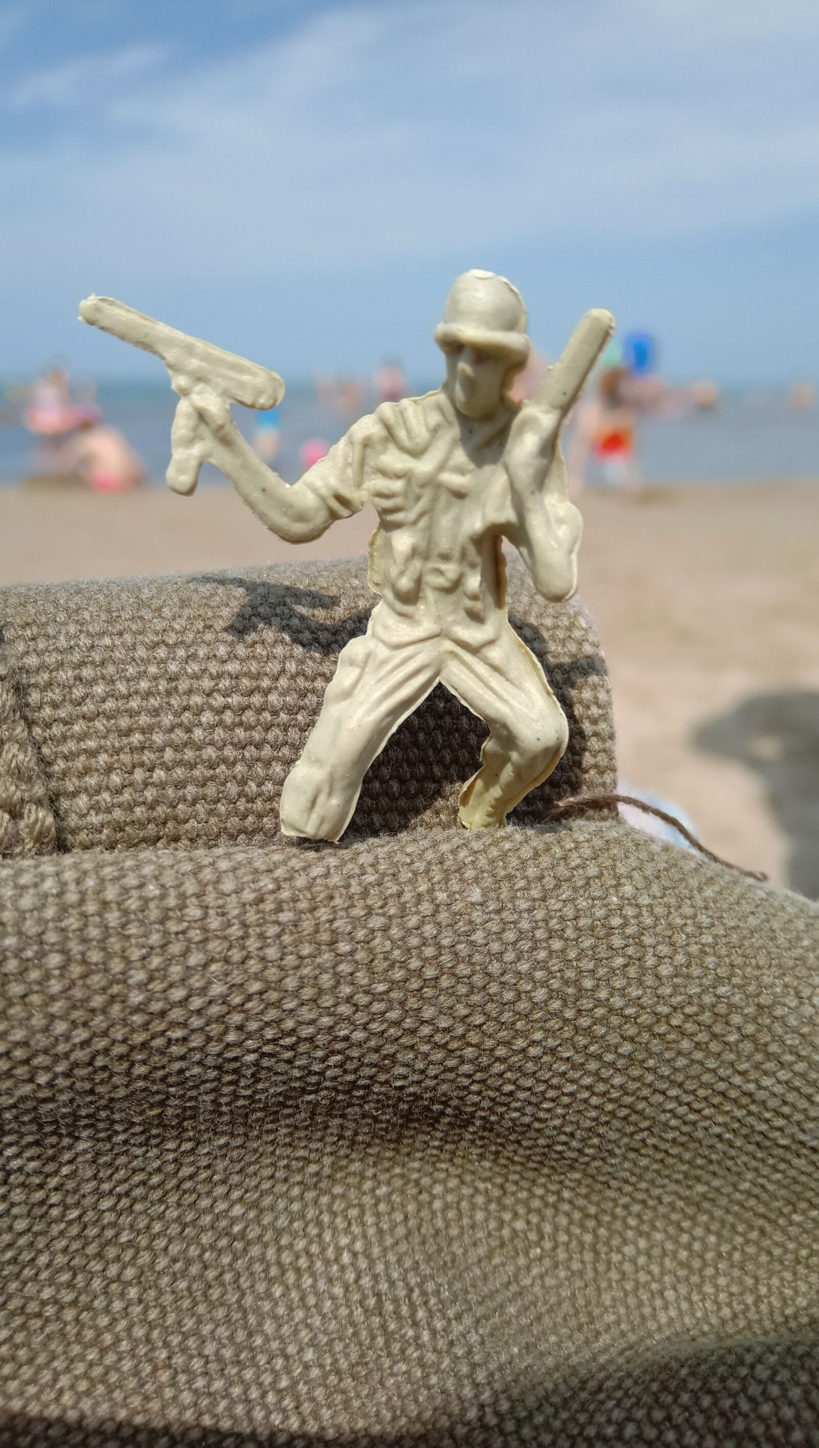 vivo 1808 sample photo. Soldier, toy, sea photography